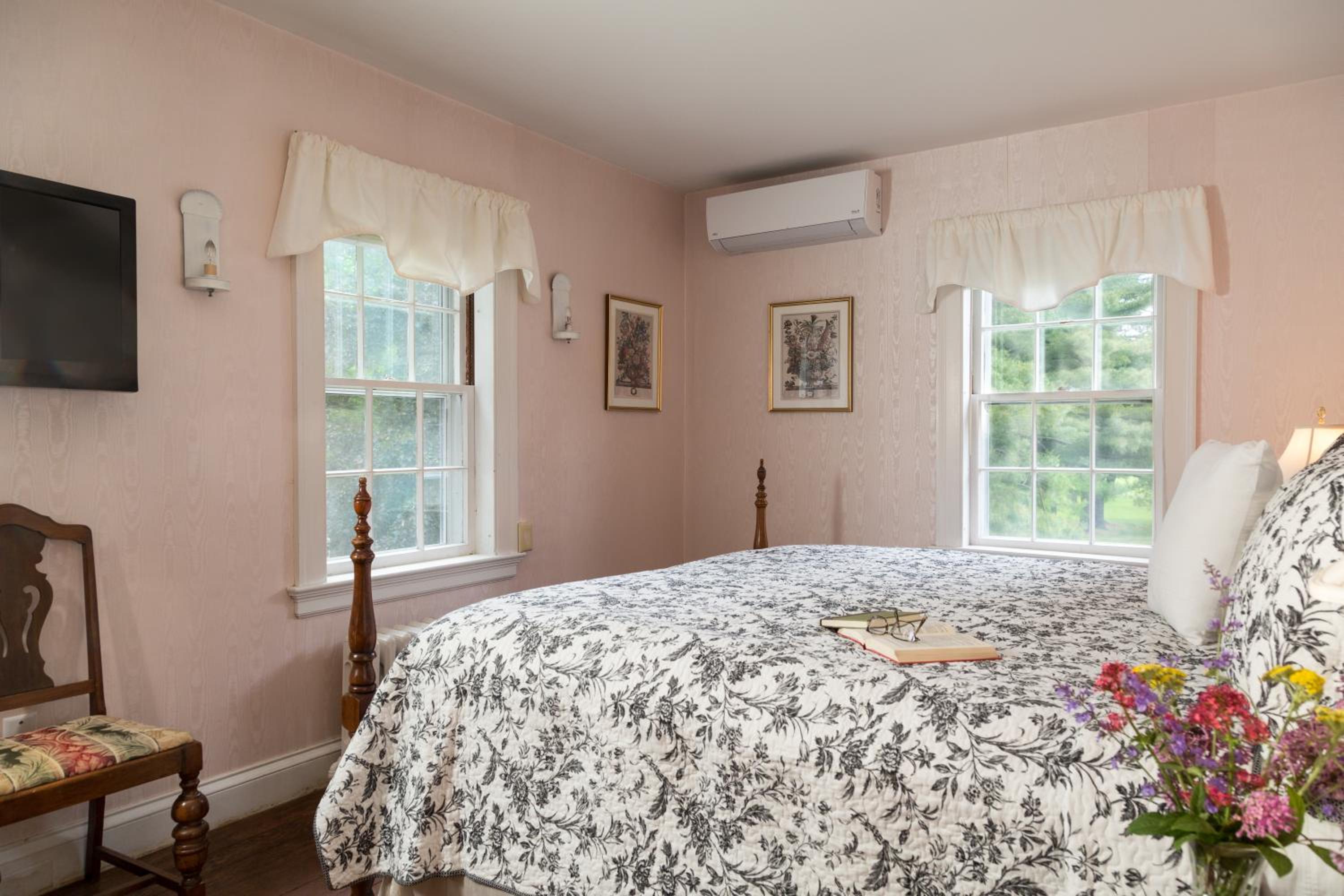 King Suite with Whirlpool - Westinghouse photo 2
