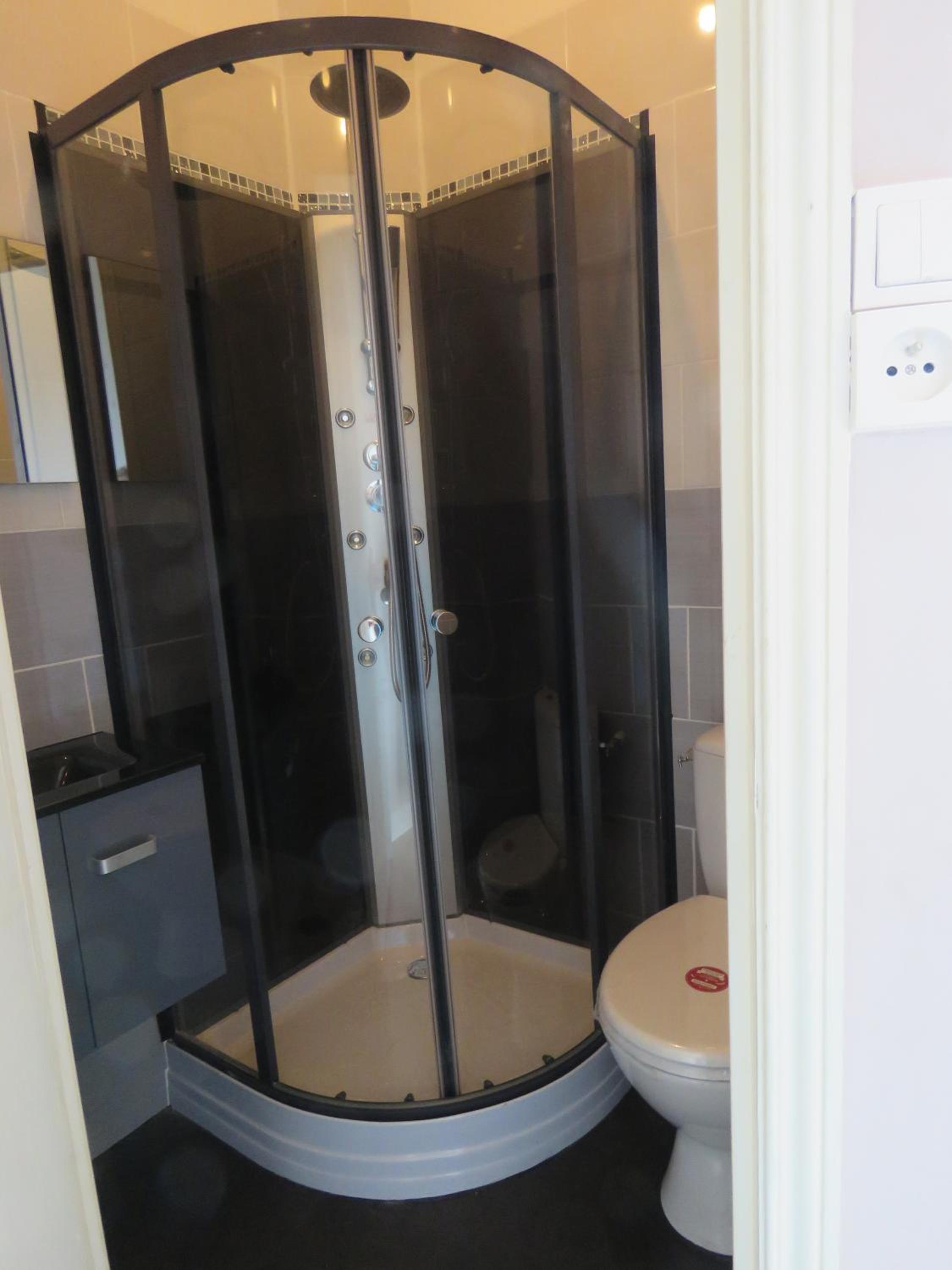 Standard Single Room with Shower photo 3