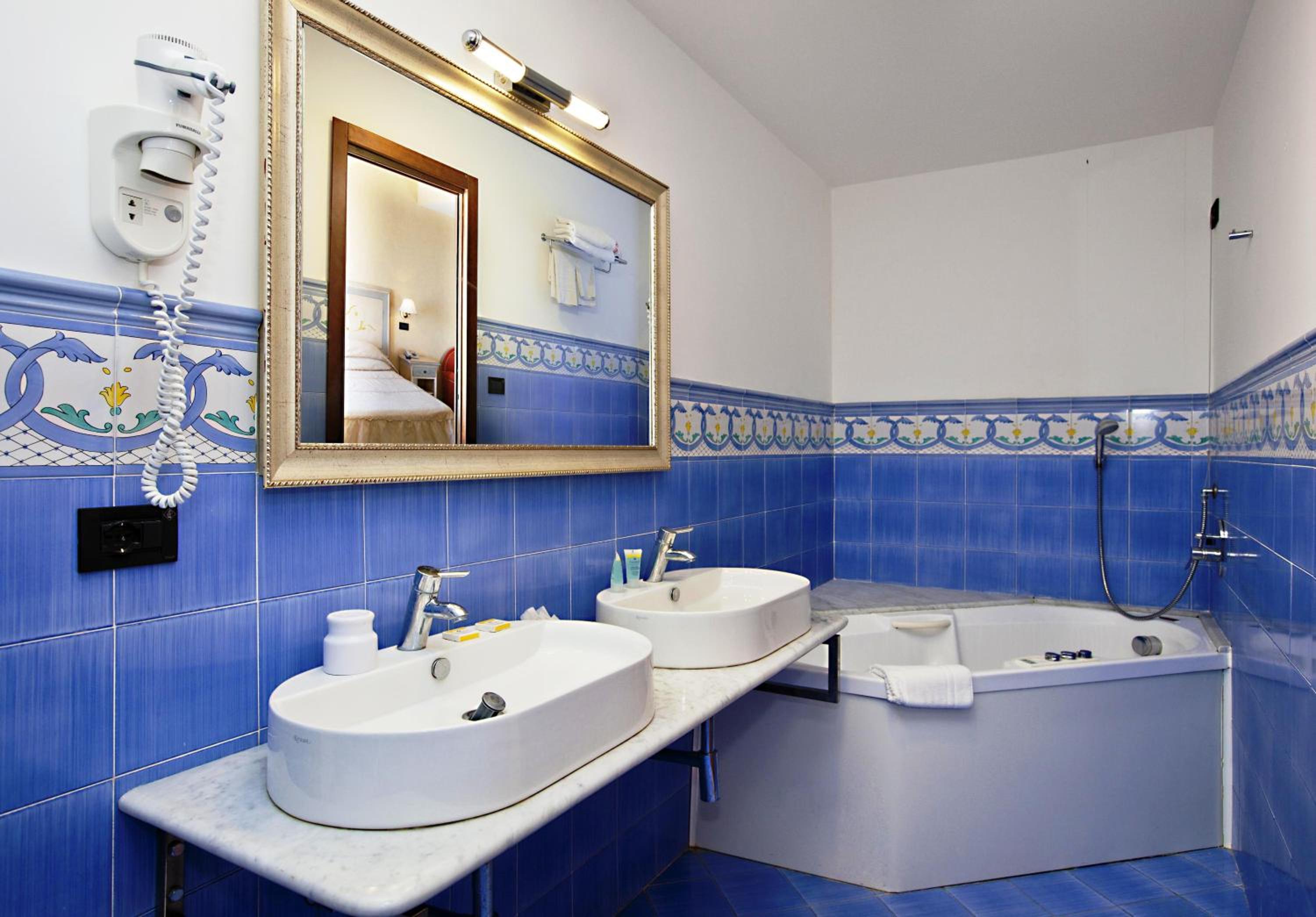 Junior Suite with Sea View - Photo 4