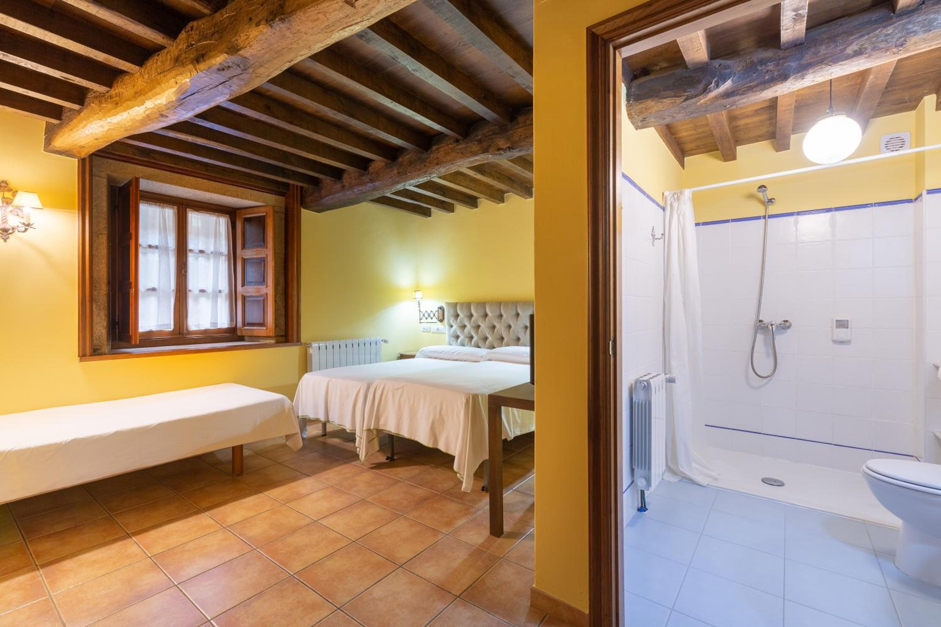Habitación Triple con Baño Privado