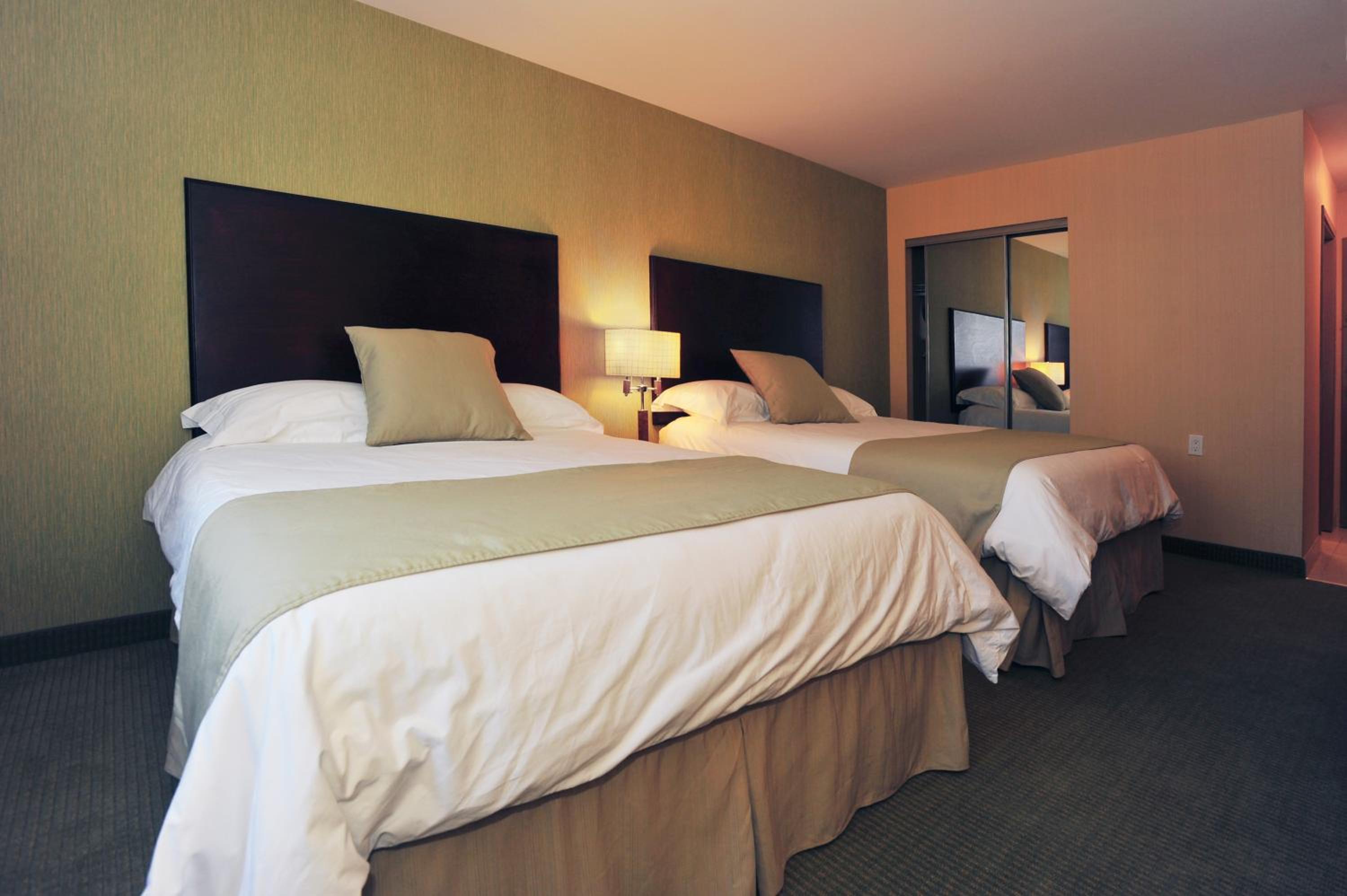 Queen Room with Two Queen Beds - Non-Smoking - Photo 2