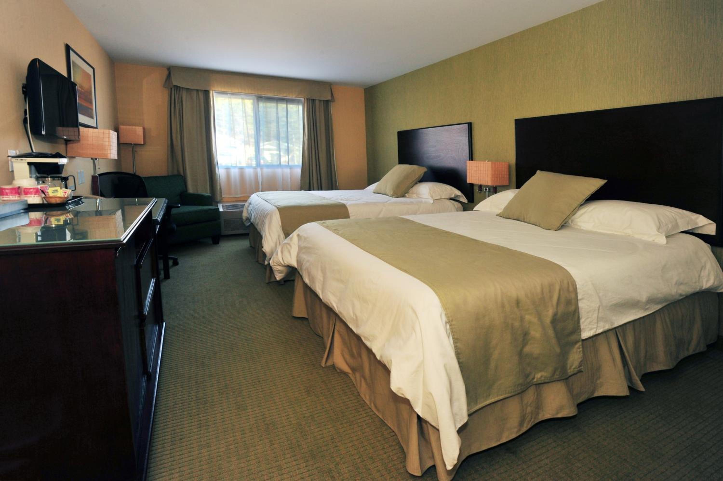 Queen Room with Two Queen Beds - Non-Smoking - Photo 3