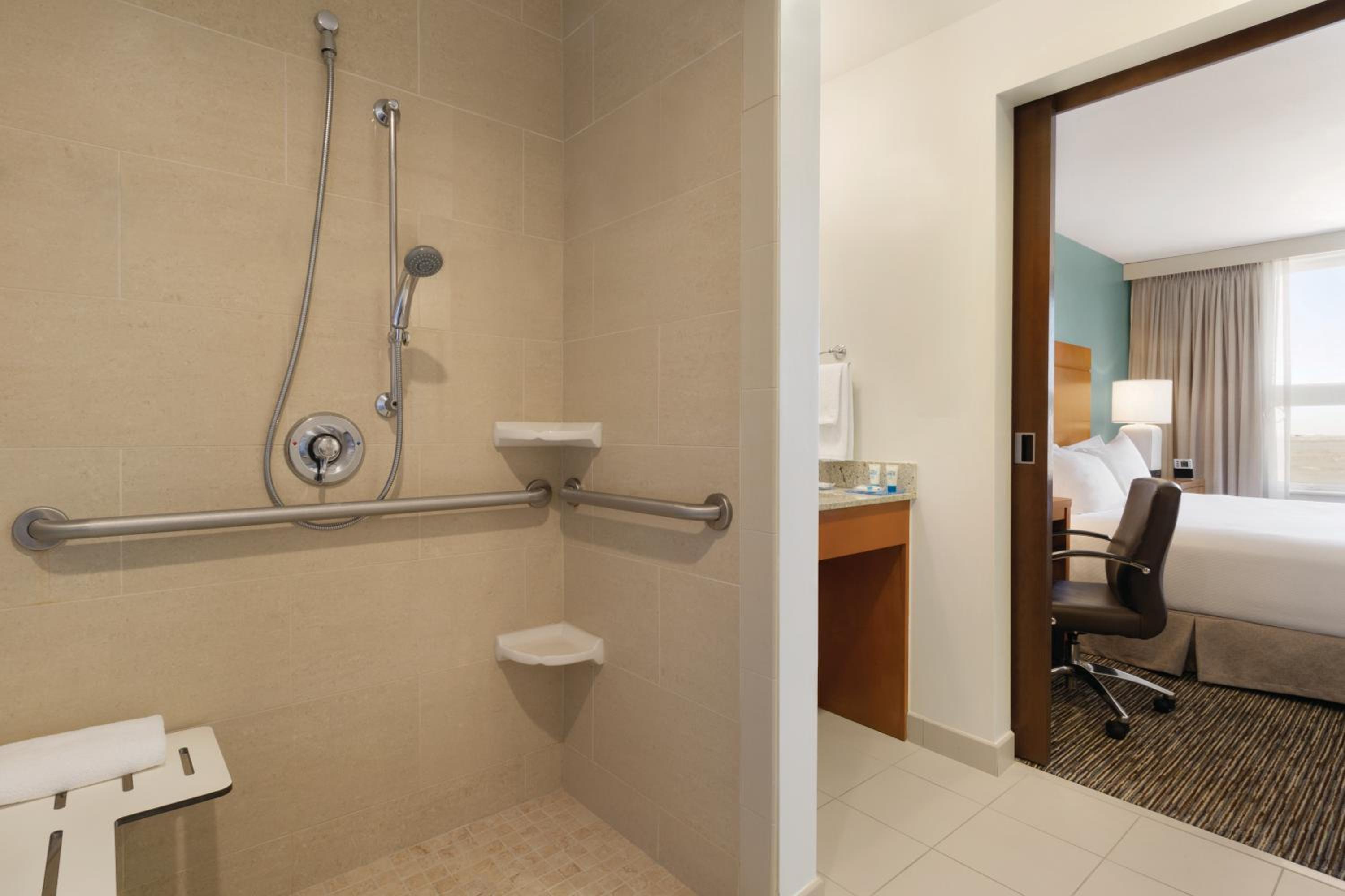 King Studio with Roll-In Shower - Disability Access - Photo 6