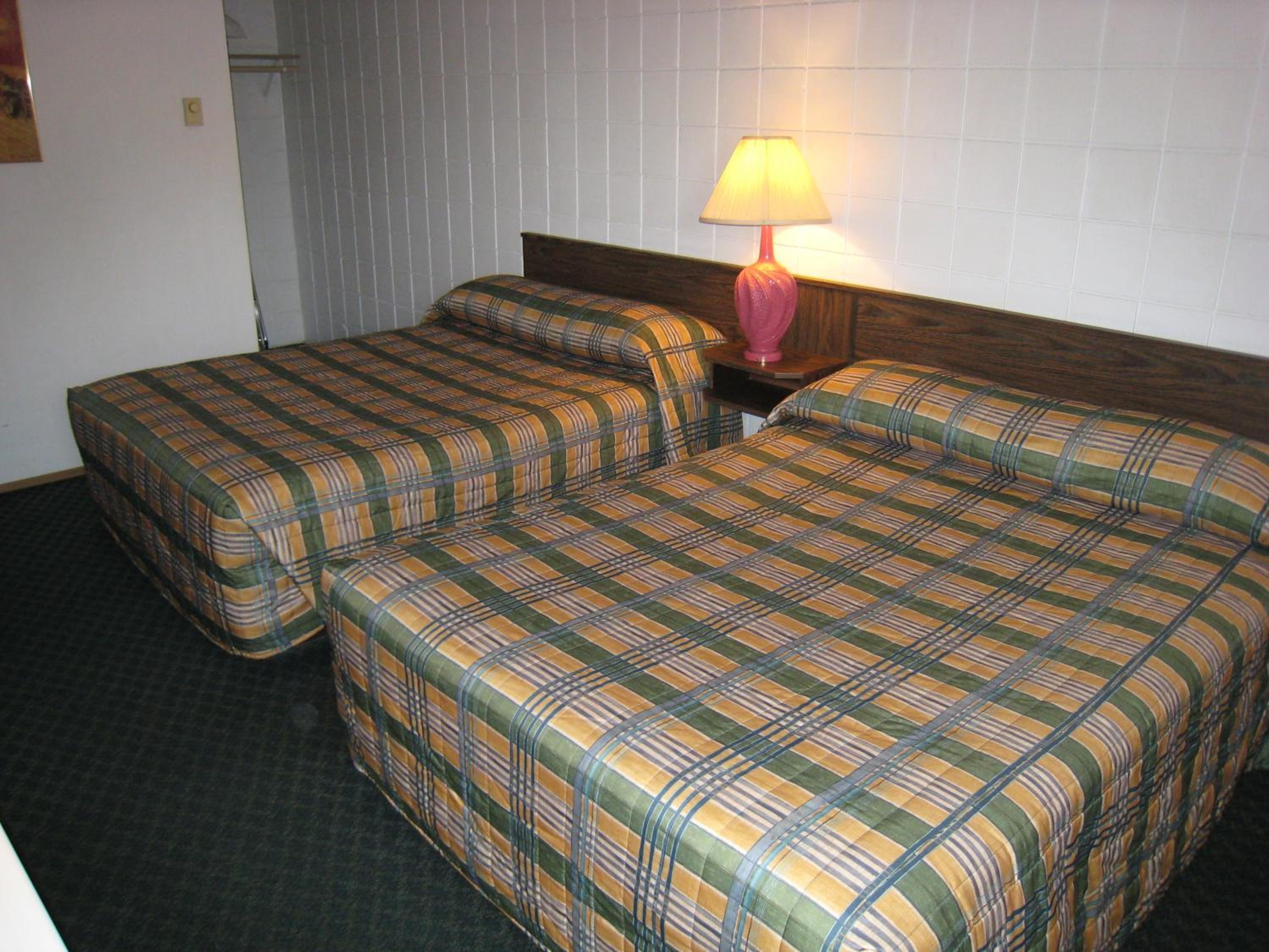 Queen Room with Two Queen Beds photo 3