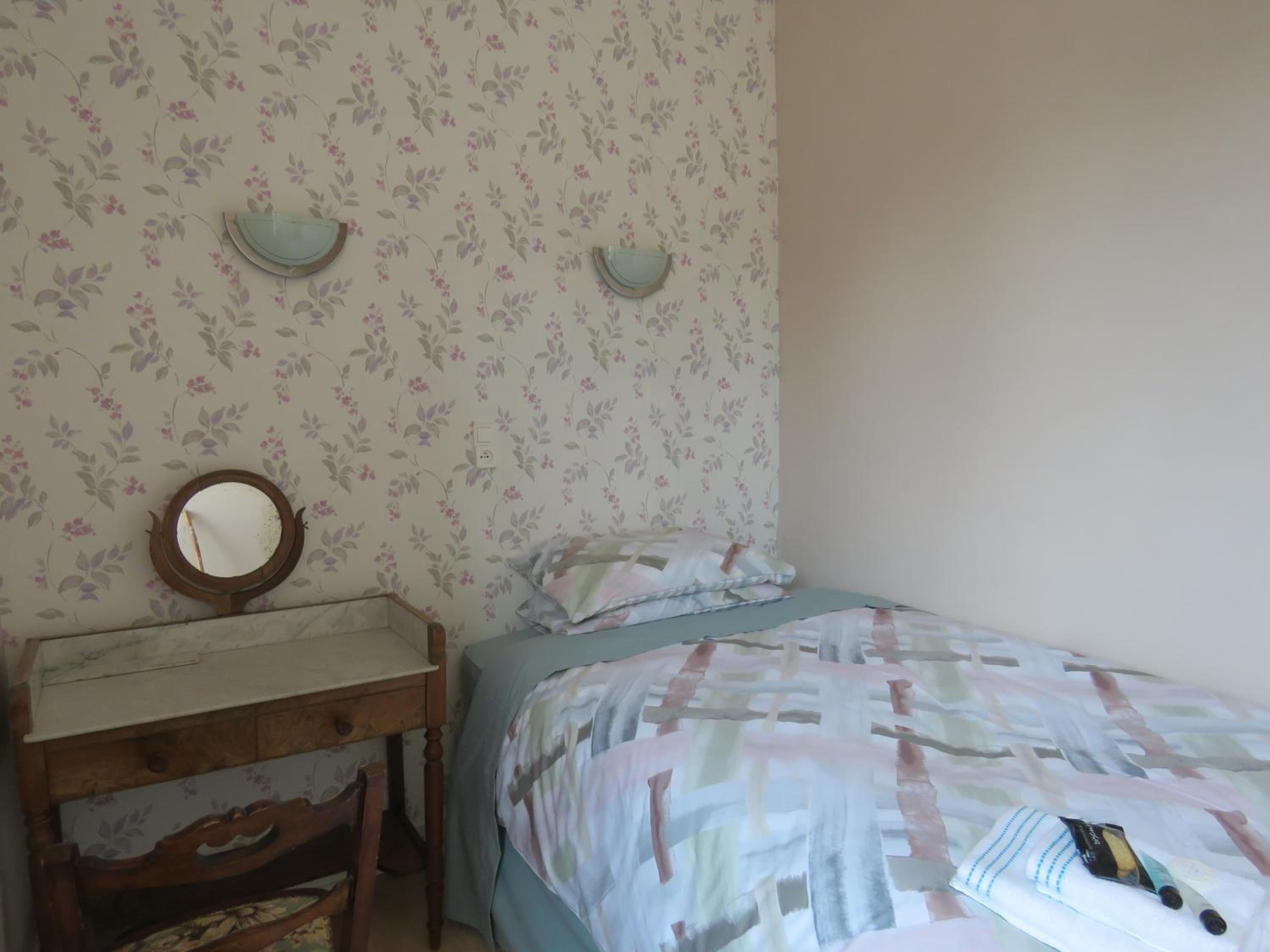 Standard Single Room with Shower photo 2