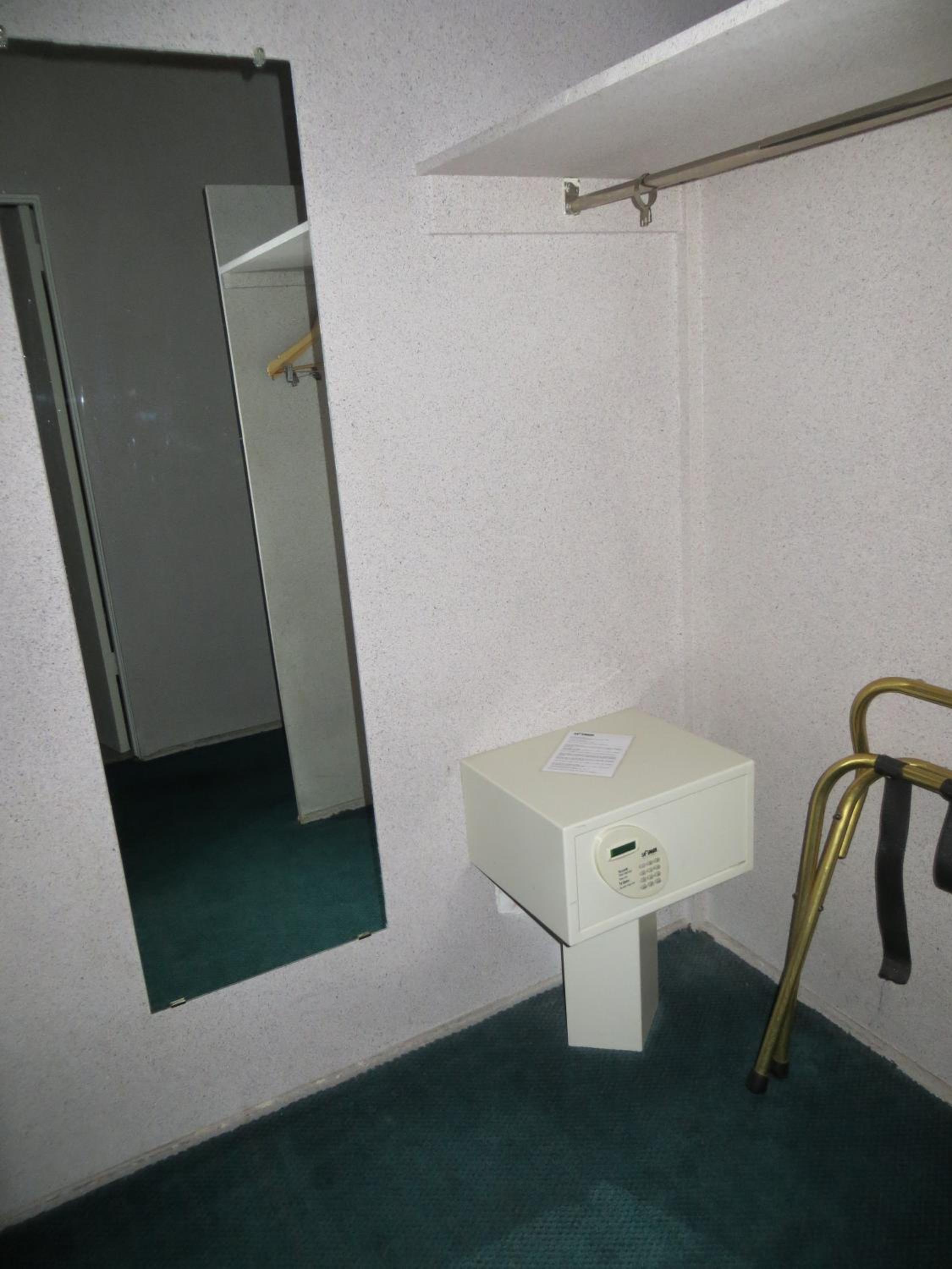 Queen Room - Non-Smoking - Photo 11