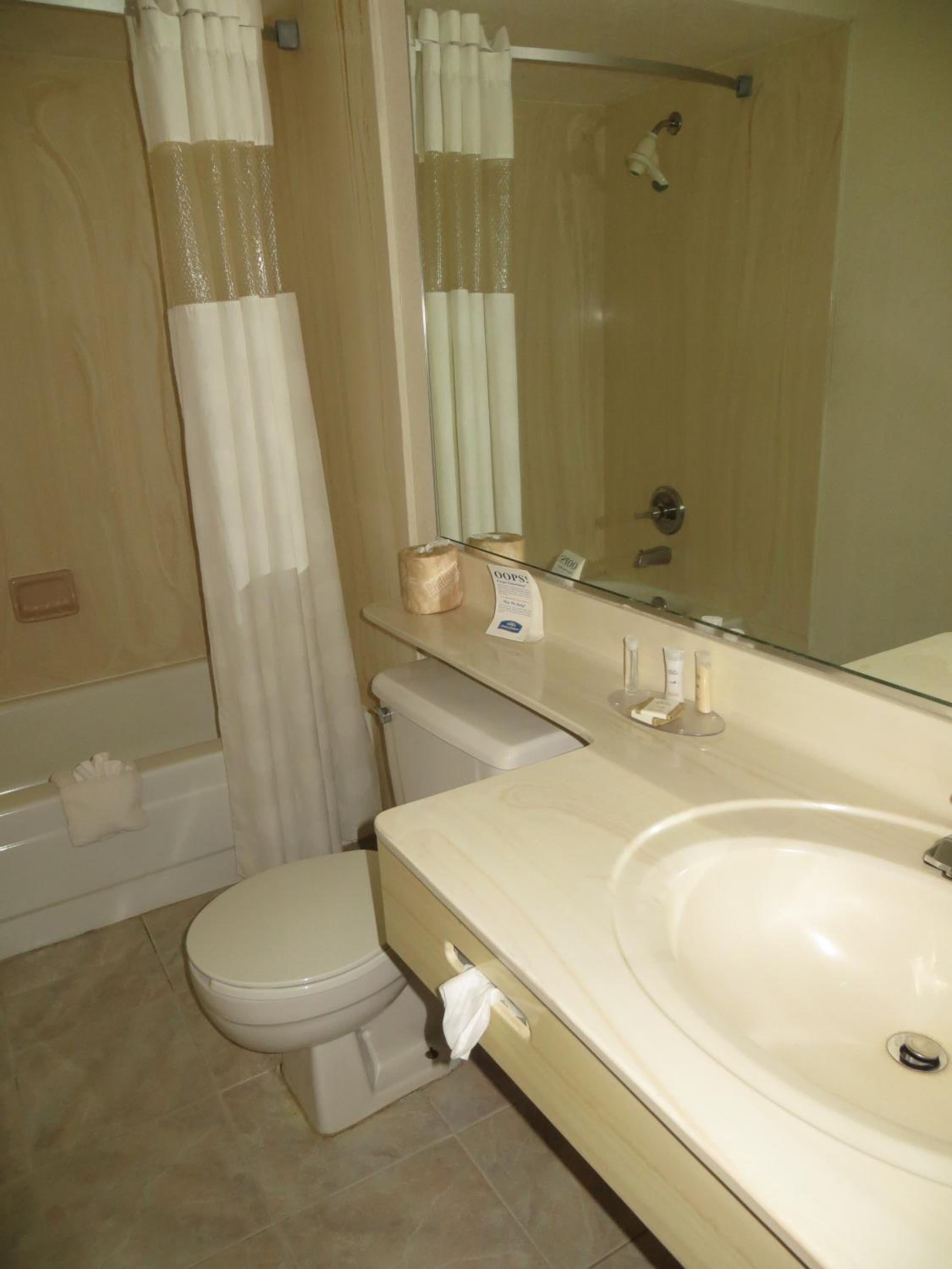Queen Room with Two Queen Beds - Non-Smoking - Photo 7