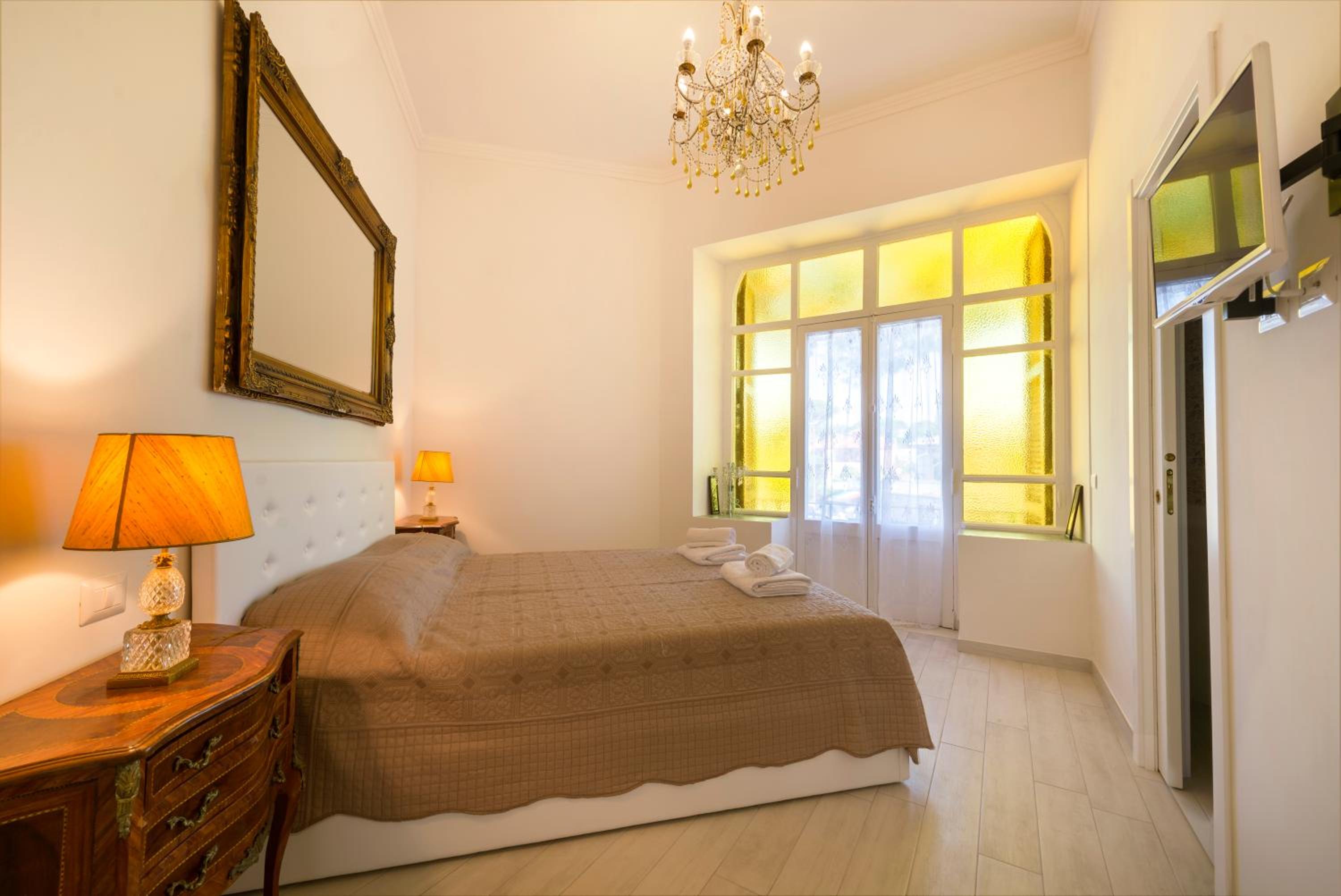 Double Room with Balcony - Photo 3