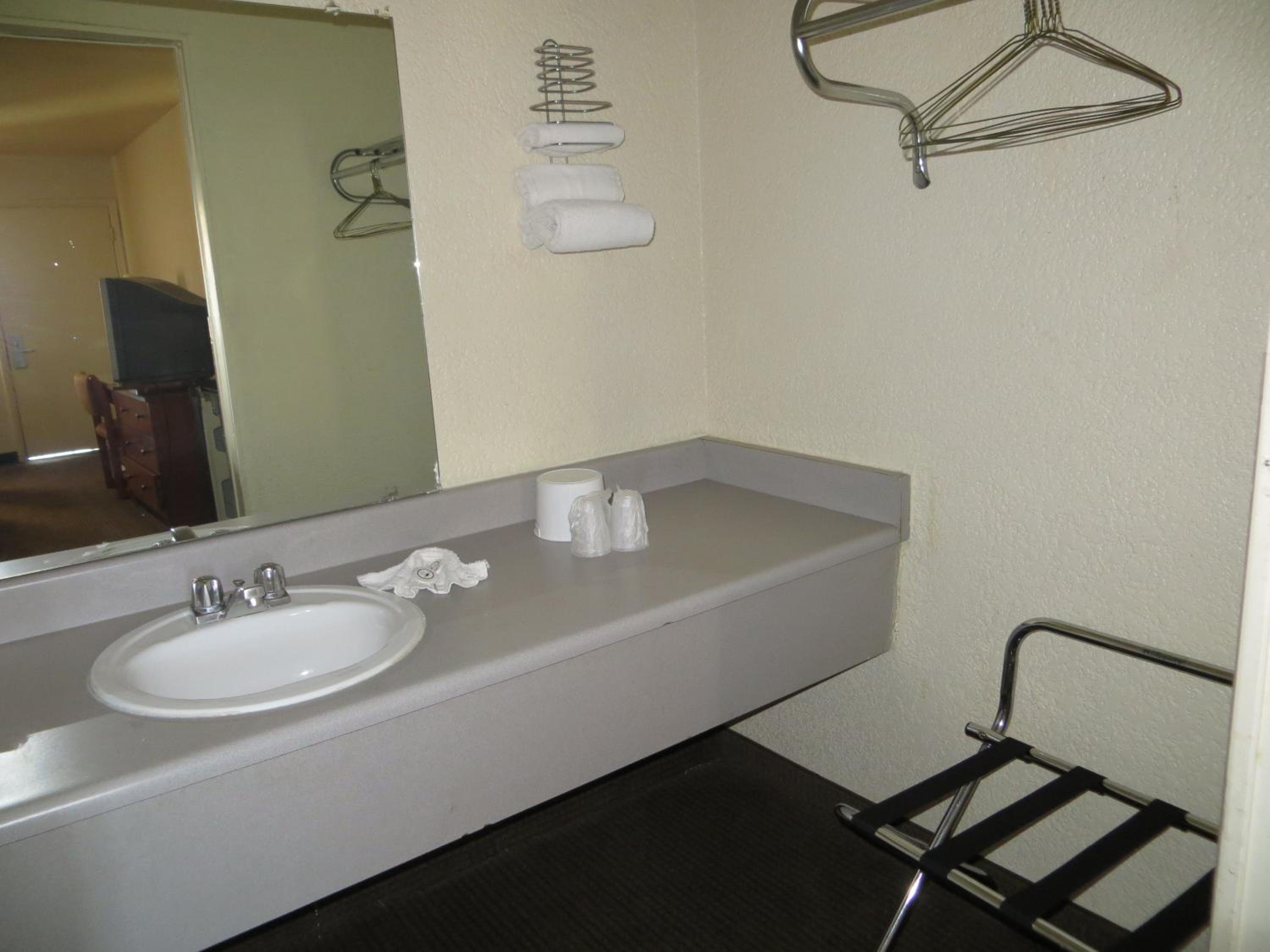 Double Room with Two Double Beds - Smoking photo 3