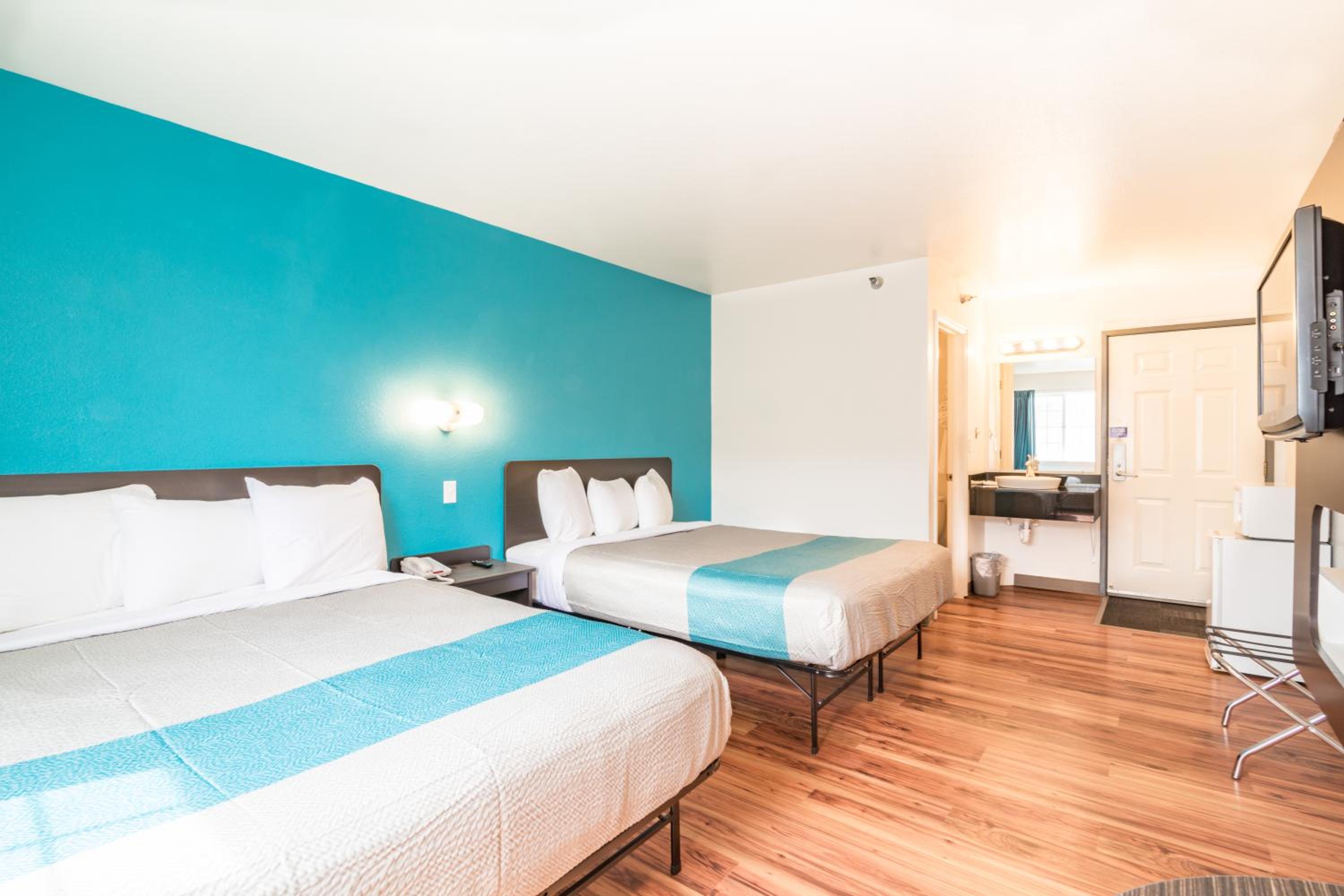 Deluxe Queen Room with Two Queen Beds - Photo 4