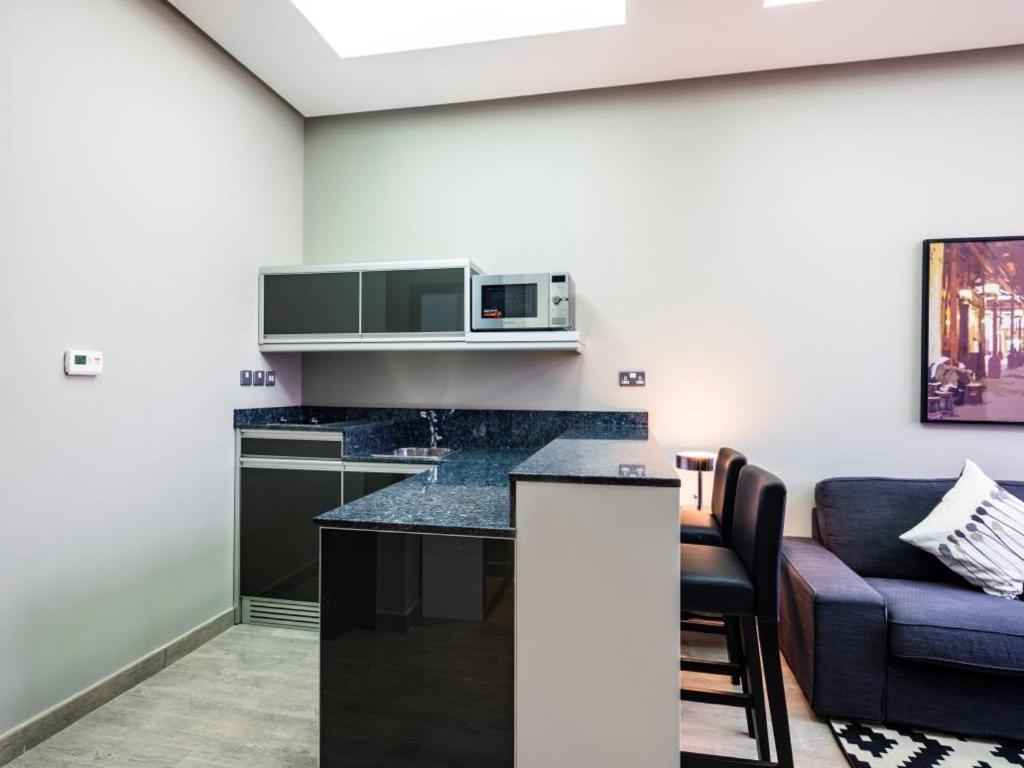 Executive Suite - Photo 6