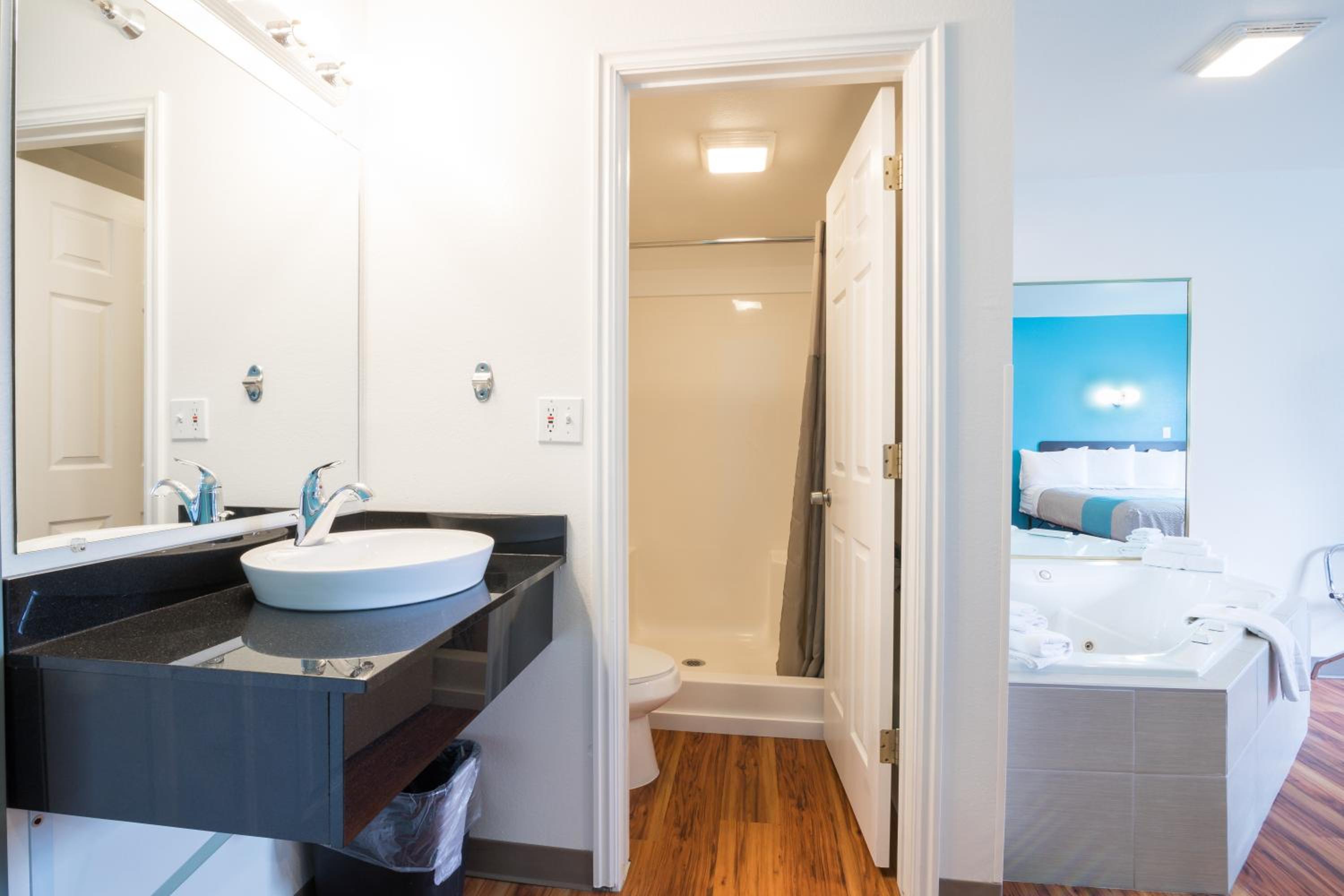 Deluxe King Room - Photo 3
