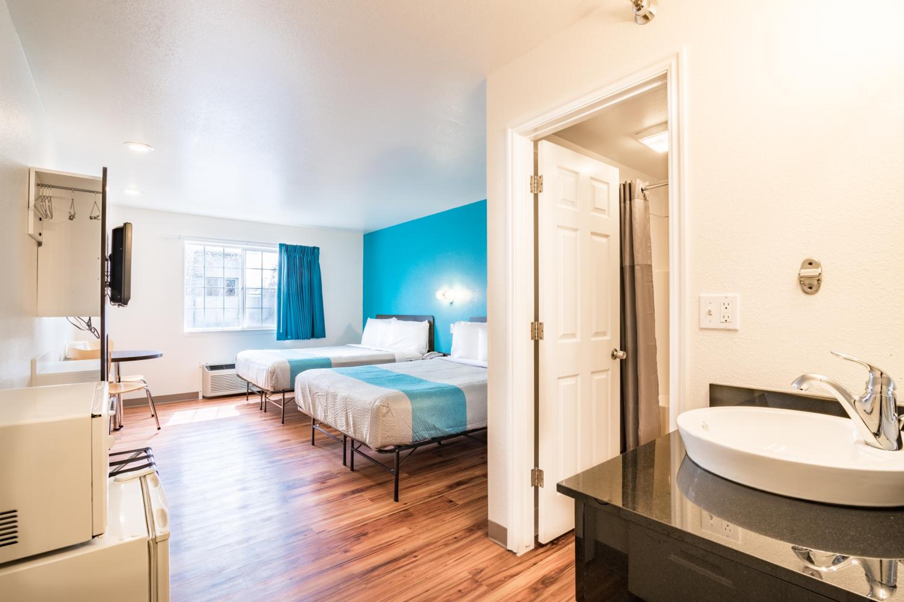 Deluxe Queen Room with Two Queen Beds - Photo 2