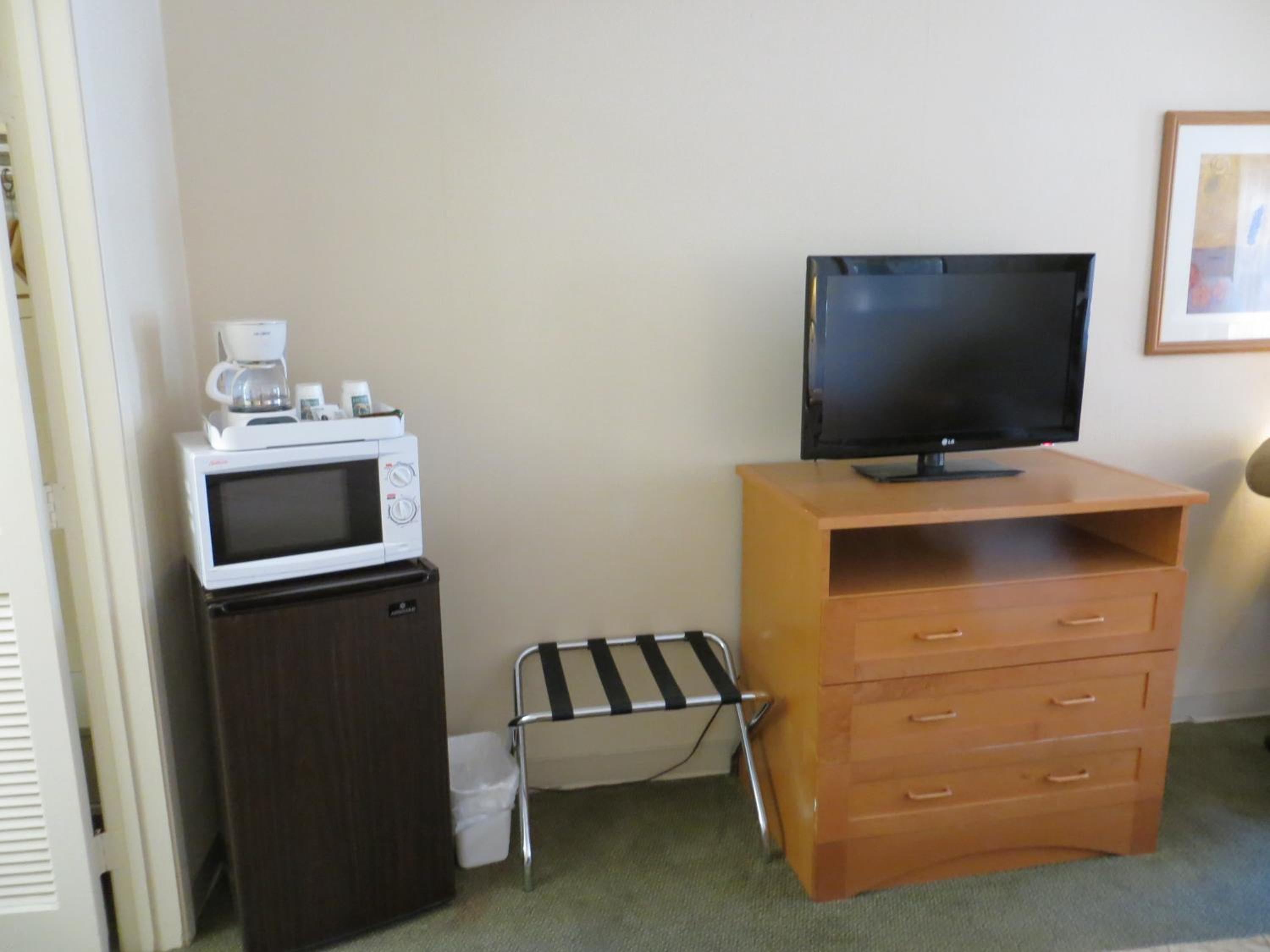 Queen Room with Two Queen Beds and Bath Tub - Mobility Accessible/Non-Smoking - Photo 2