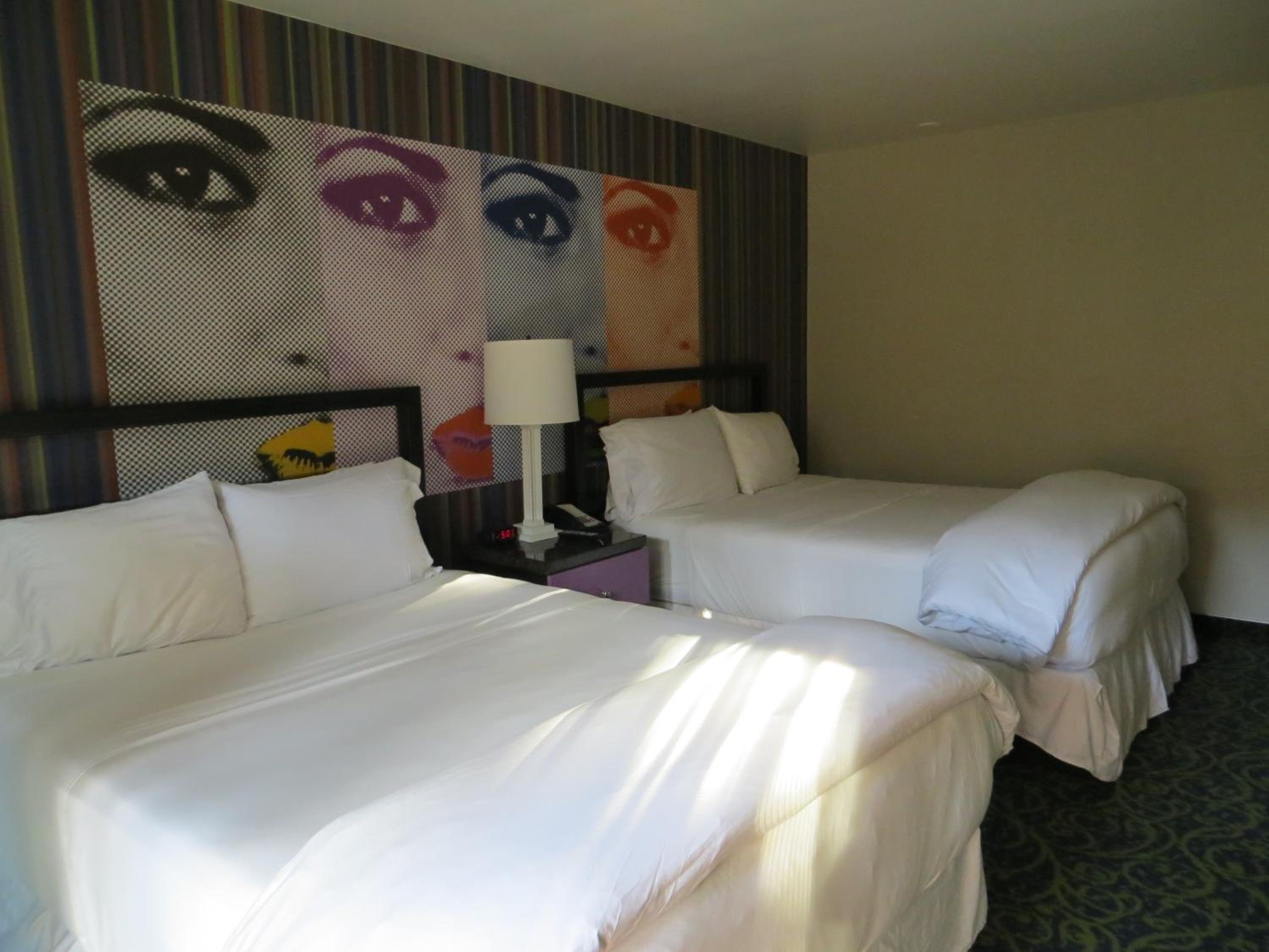Deluxe Double Queen Room - Photo 3
