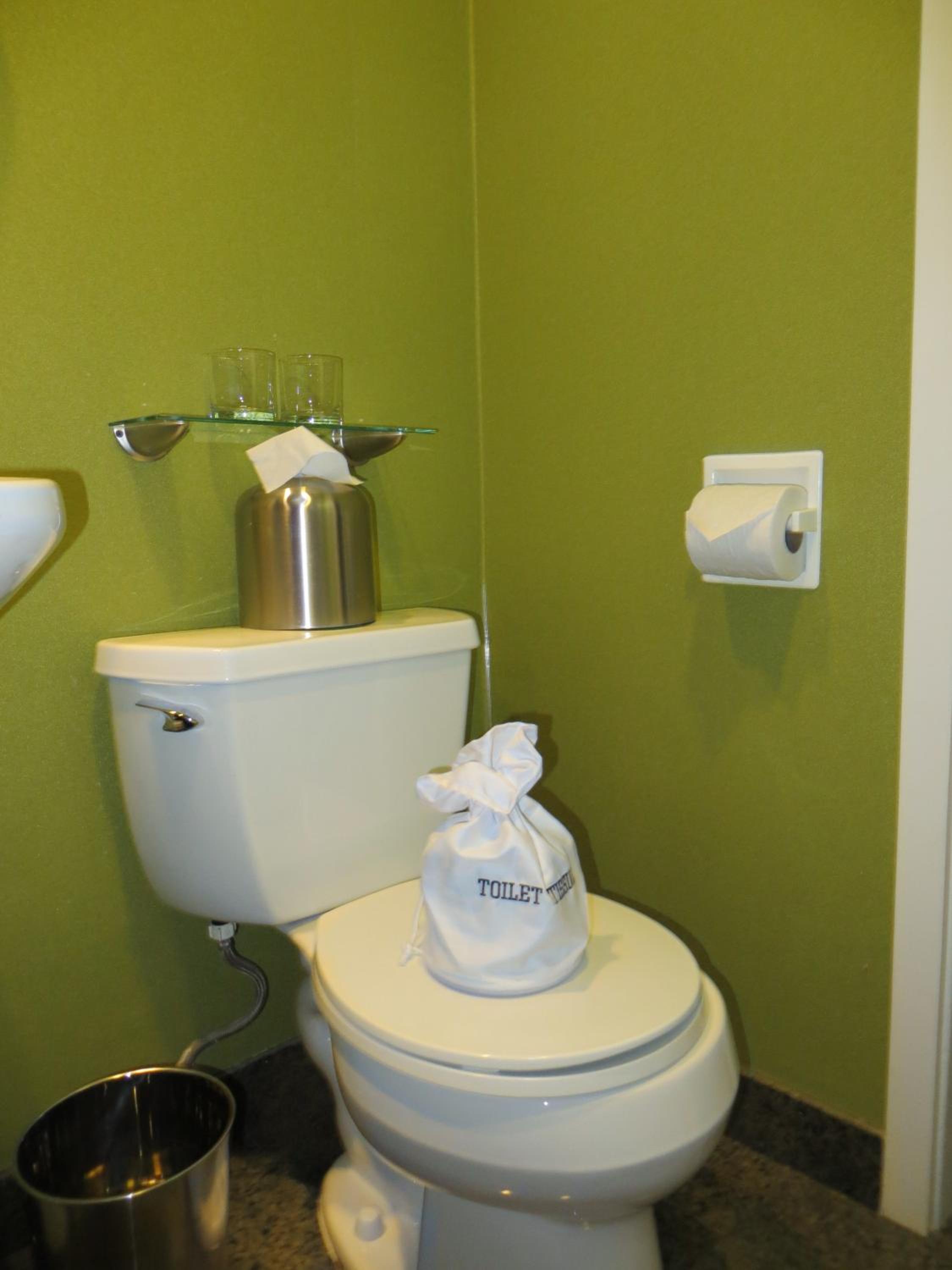 Deluxe Double Queen Room - Photo 2