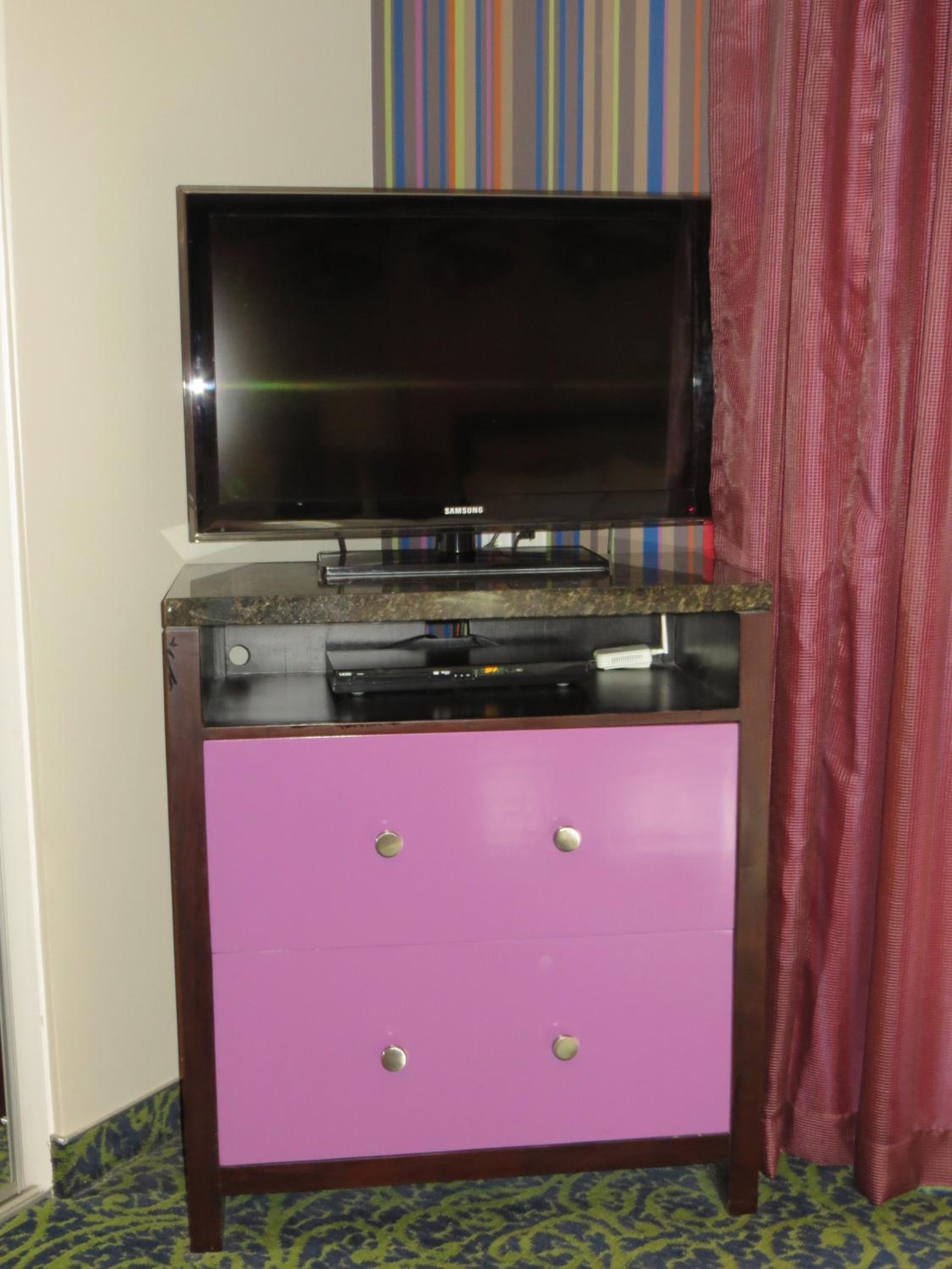 Deluxe Double Queen Room - Photo 4