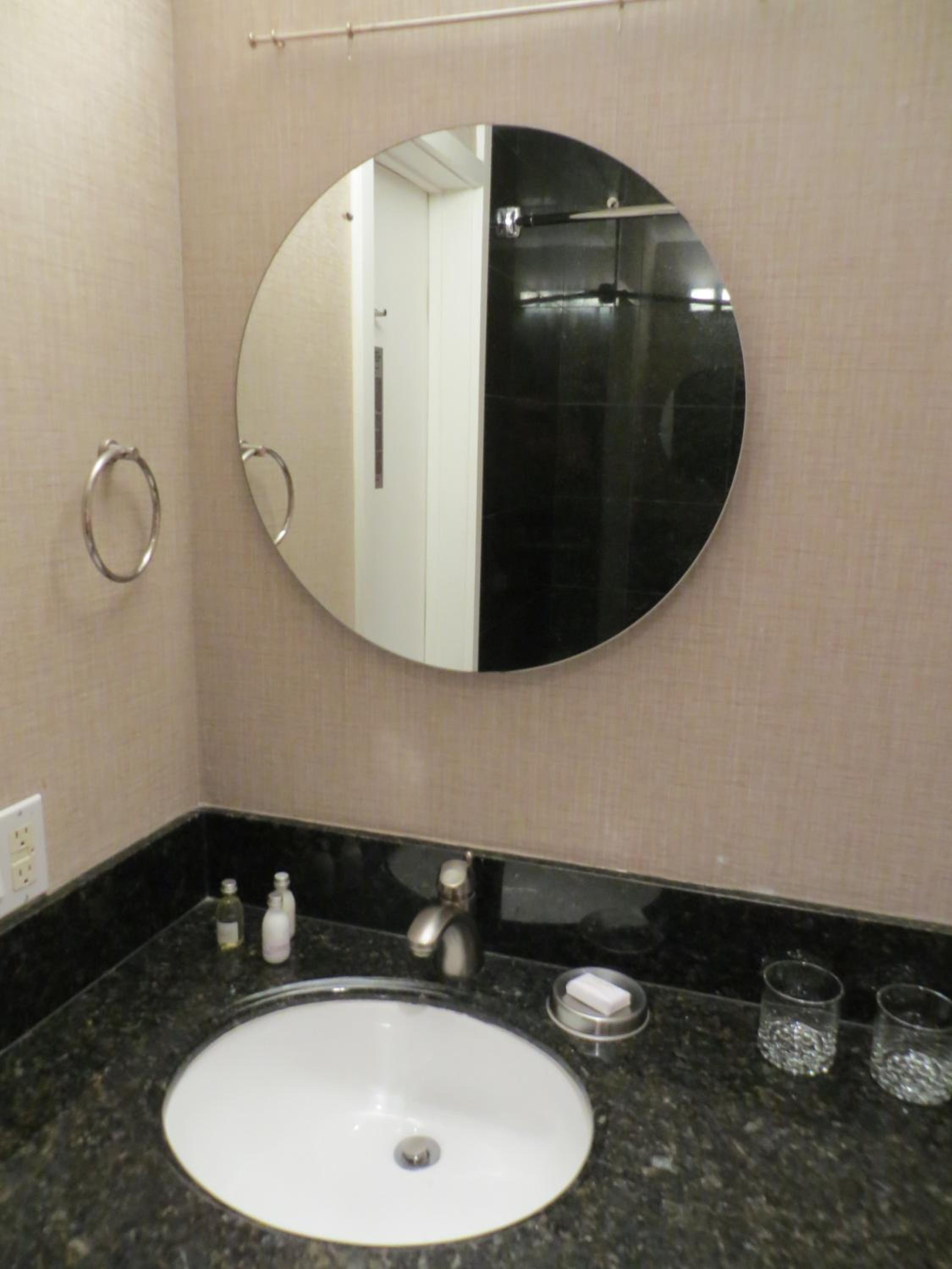 Deluxe Double Queen Room - Photo 5