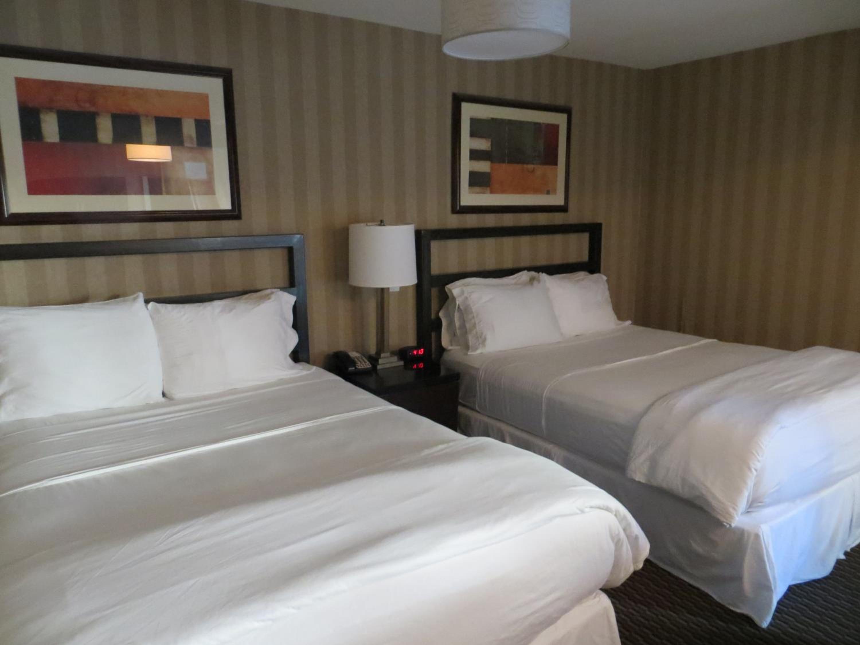Deluxe Double Queen Room - Photo 7
