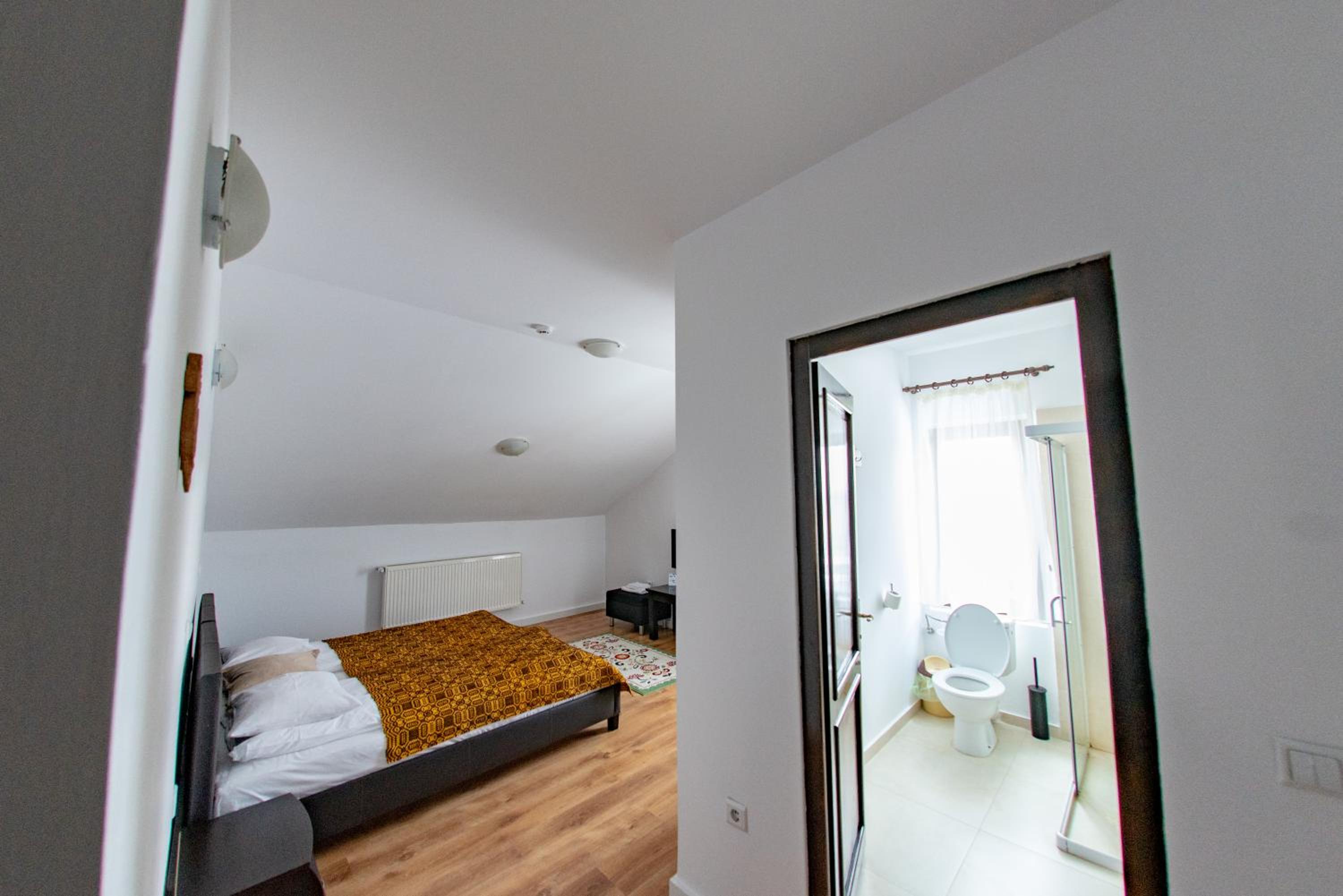 Double Room - Photo 5