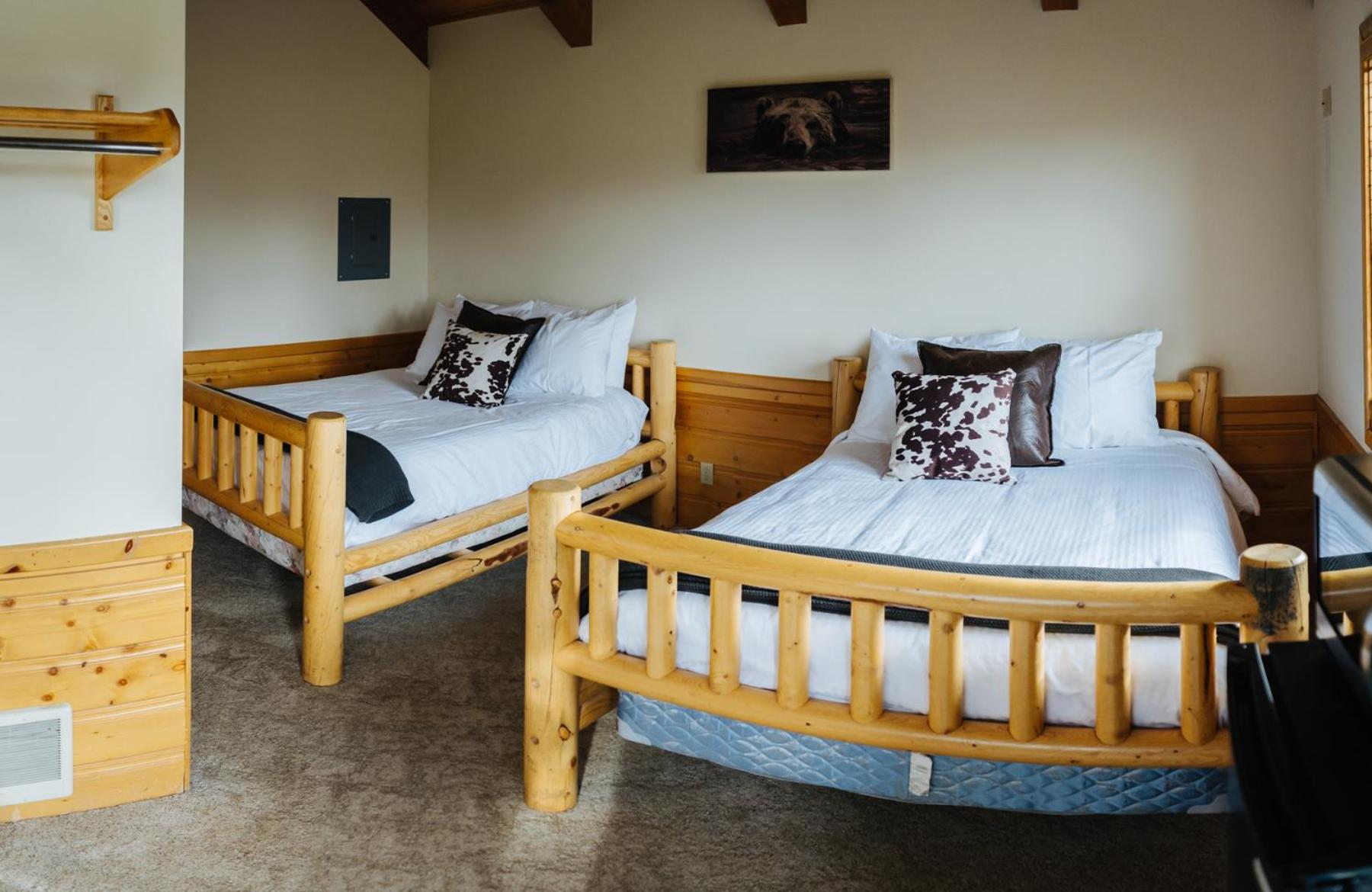Private Small Cabin 2 Queen Beds photo 2