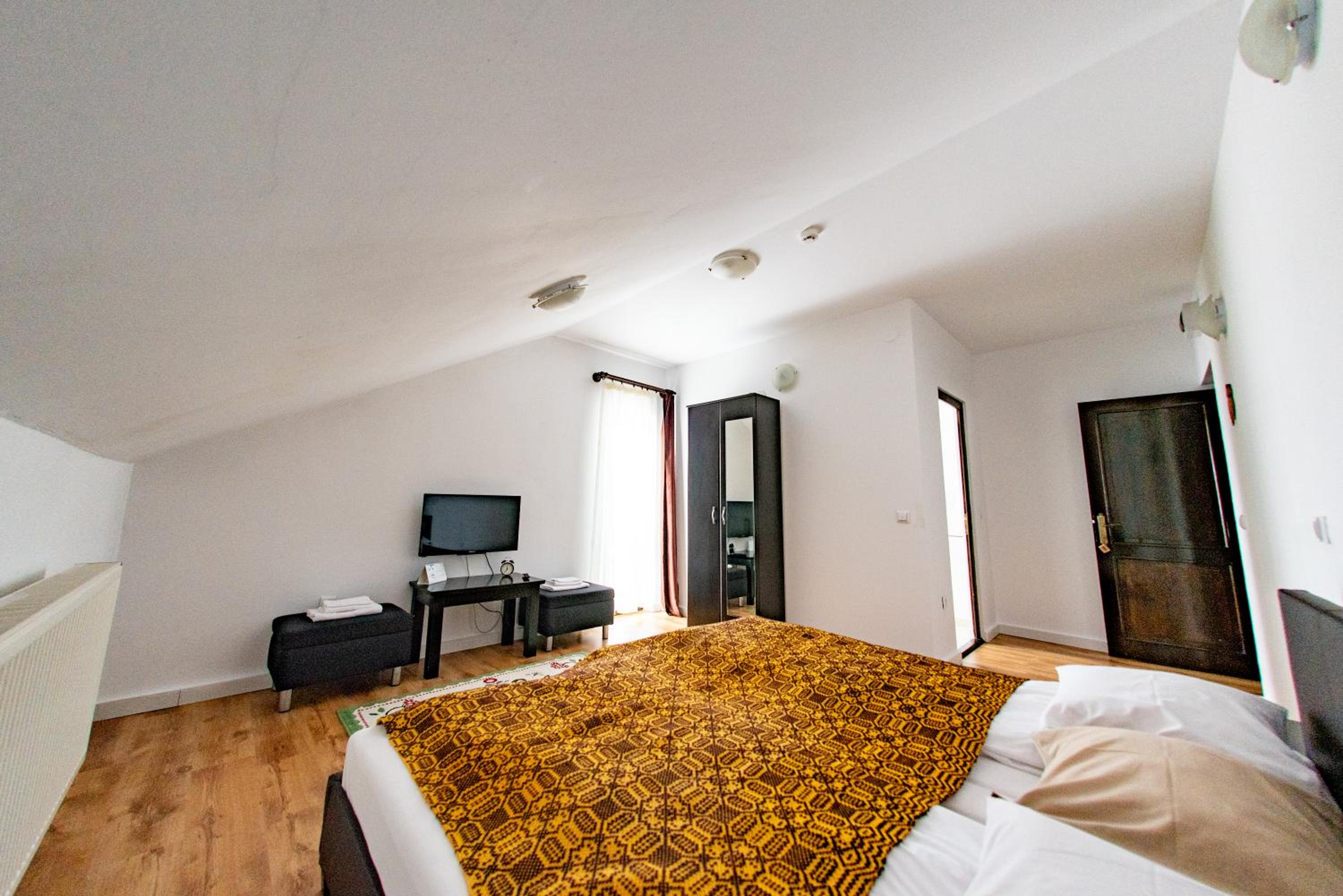 Economy Triple Room - Photo 3