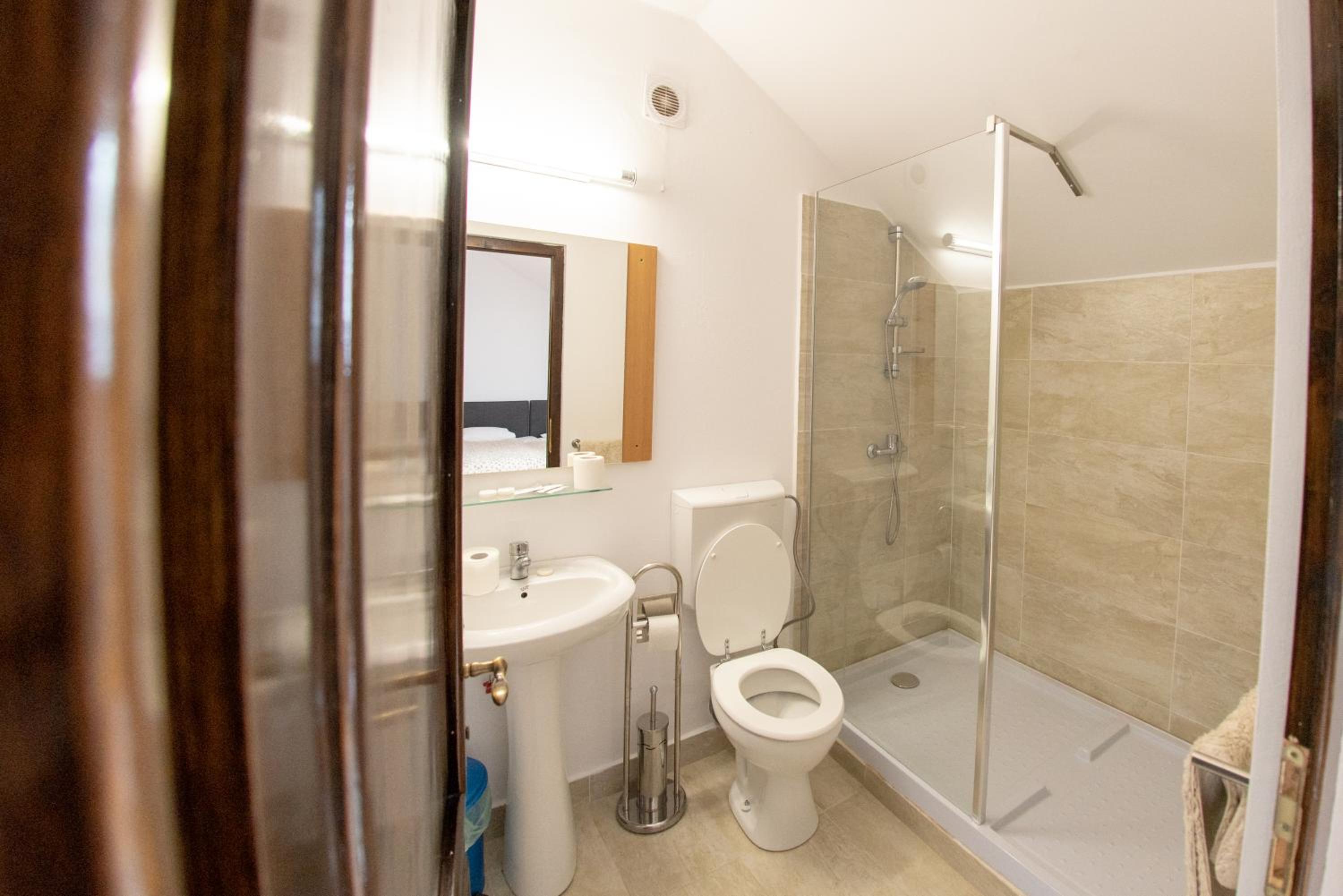 Economy Triple Room - Photo 4
