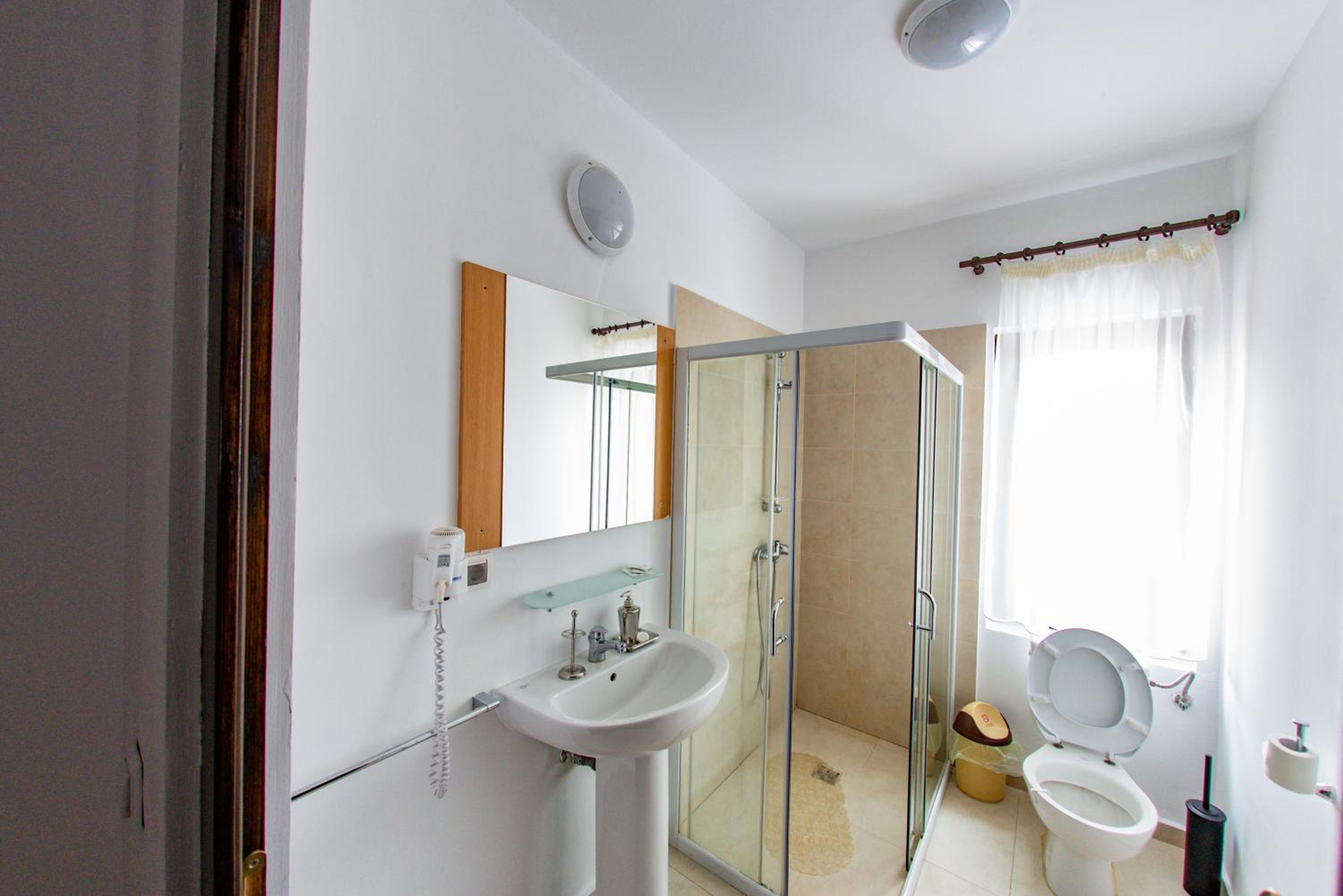 Economy Triple Room - Photo 8