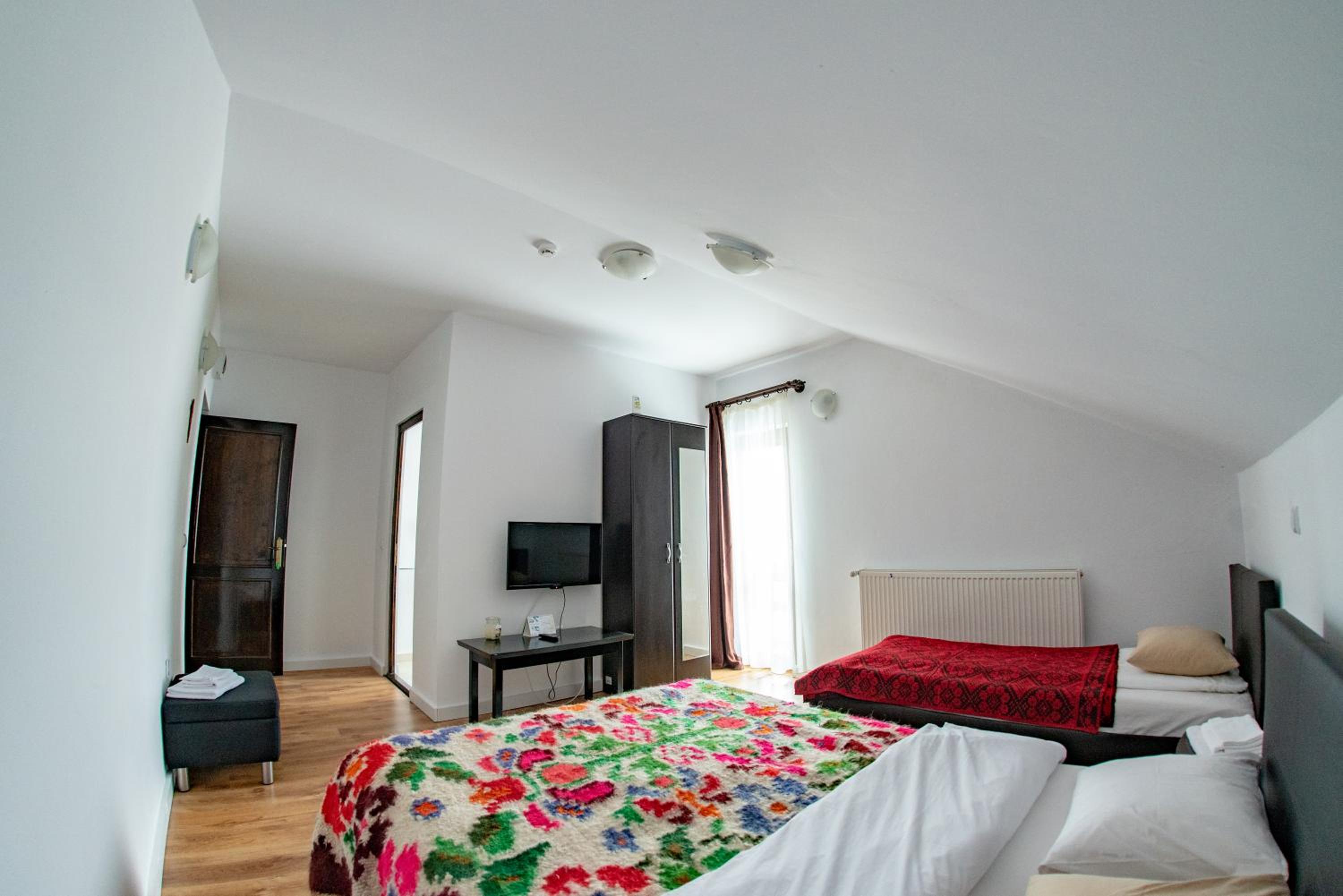 Economy Triple Room - Photo 7