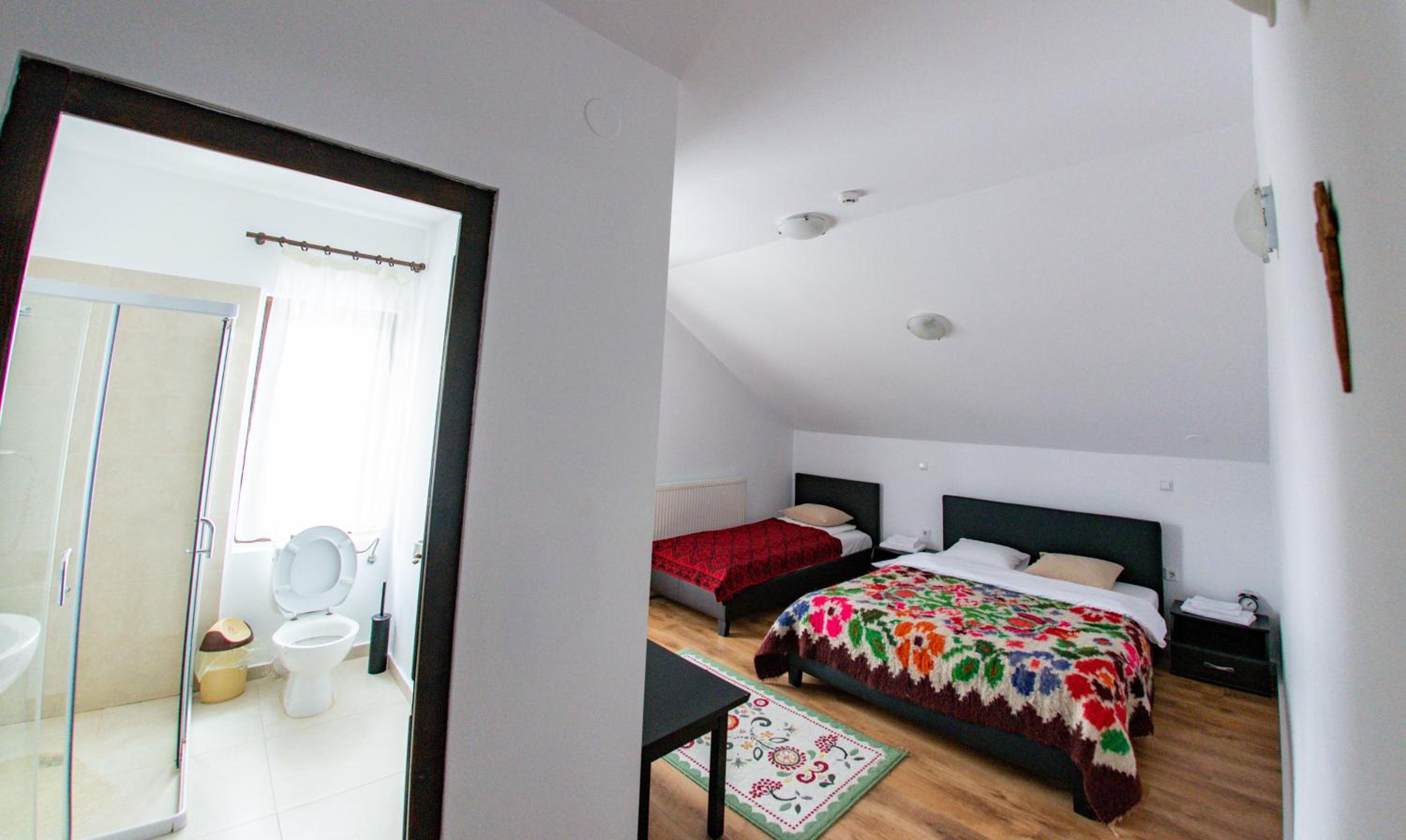 Economy Triple Room - Photo 6