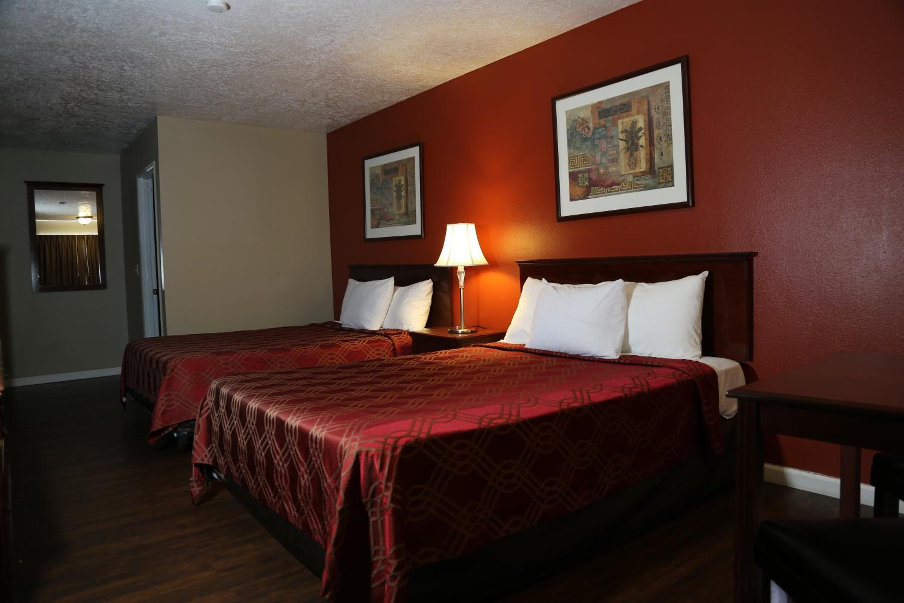 Queen Room with Two Queen Beds - Non-Smoking - Photo 5