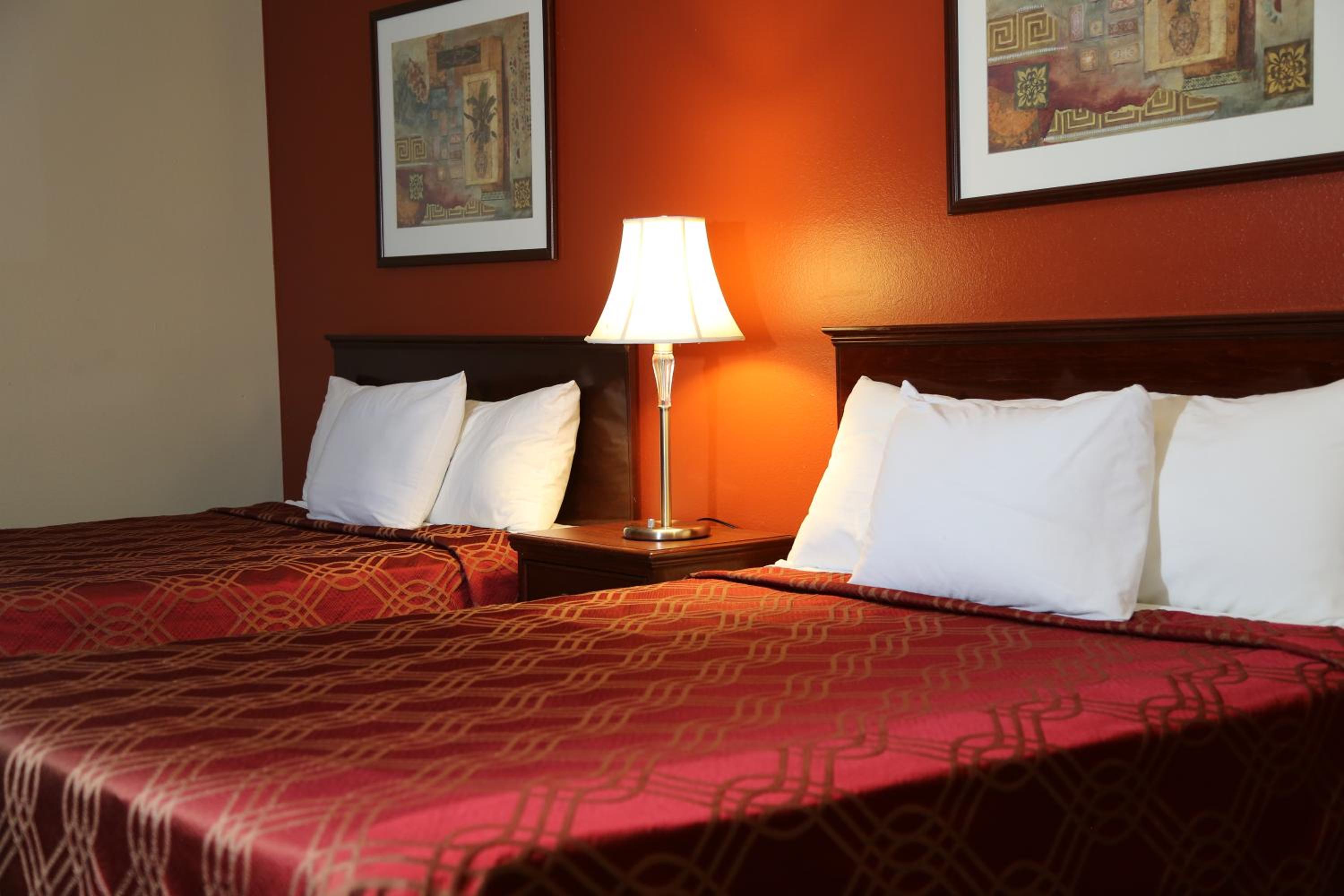Queen Room with Two Queen Beds - Non-Smoking - Photo 2