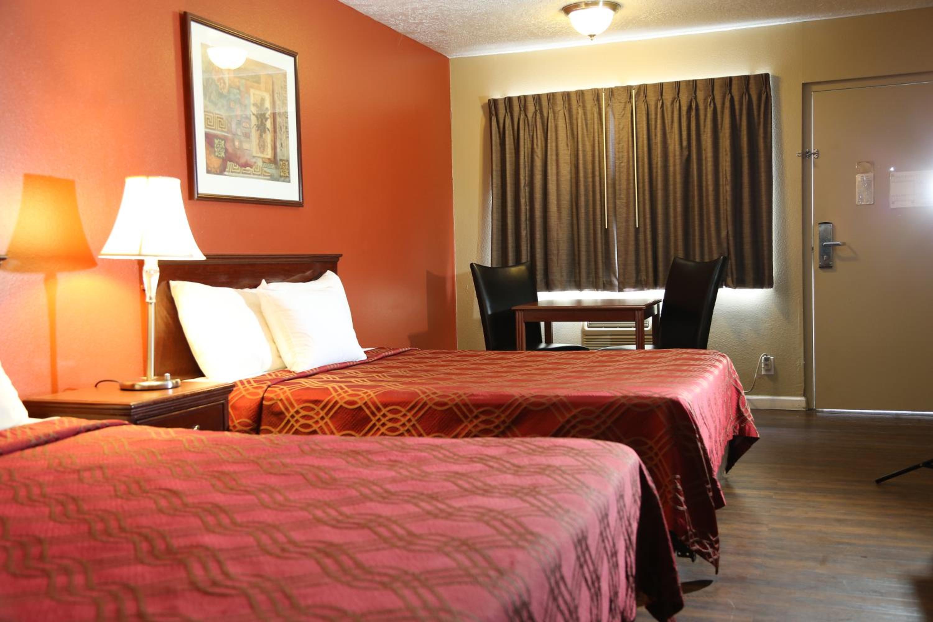 Queen Room with Two Queen Beds - Non-Smoking - Photo 13
