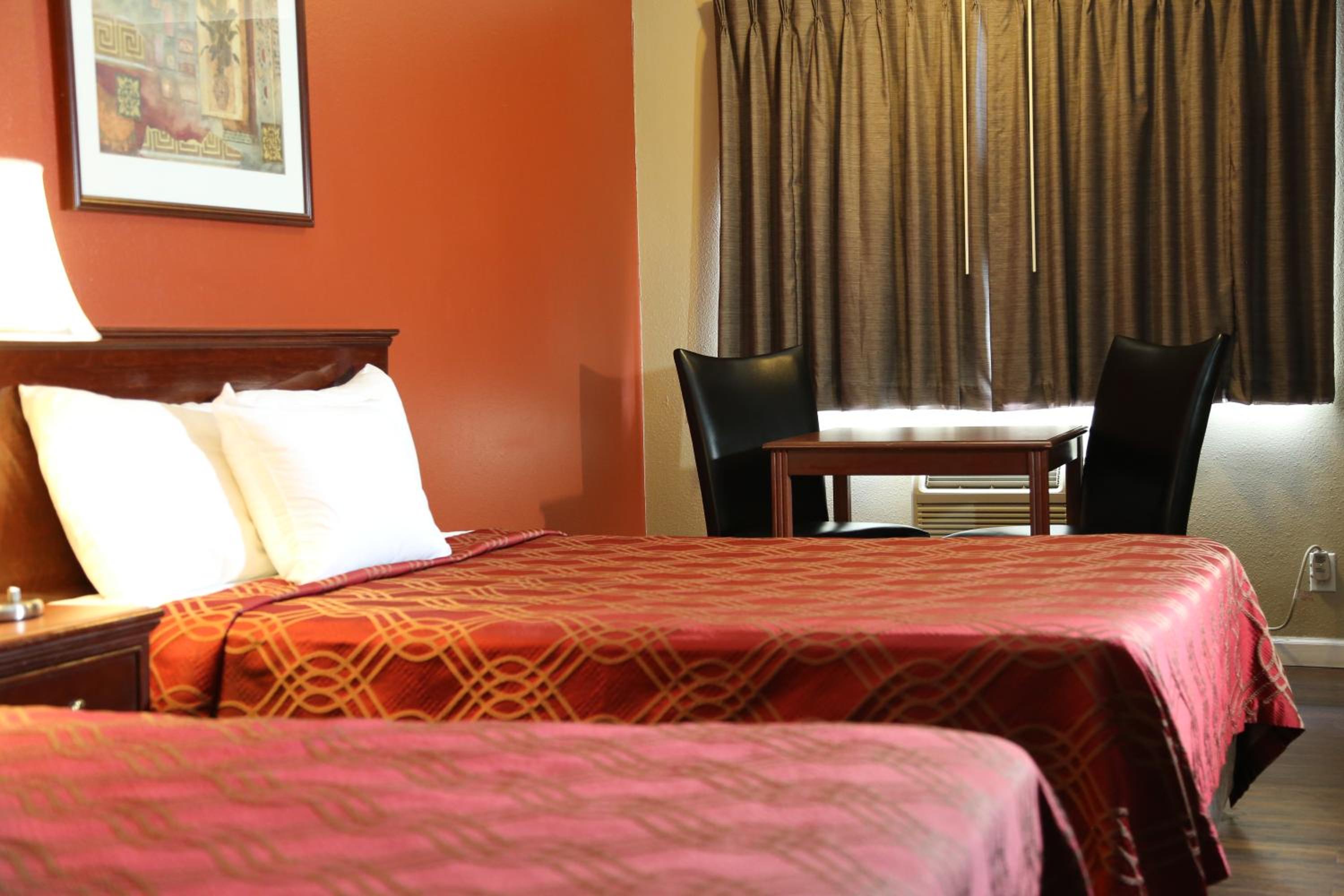 Queen Room with Two Queen Beds - Non-Smoking - Photo 6