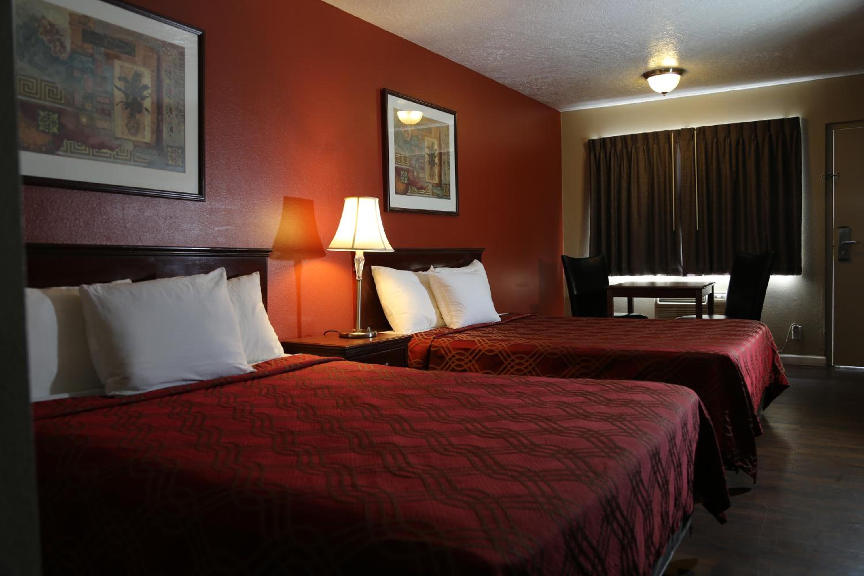 Queen Room with Two Queen Beds - Non-Smoking - Photo 3