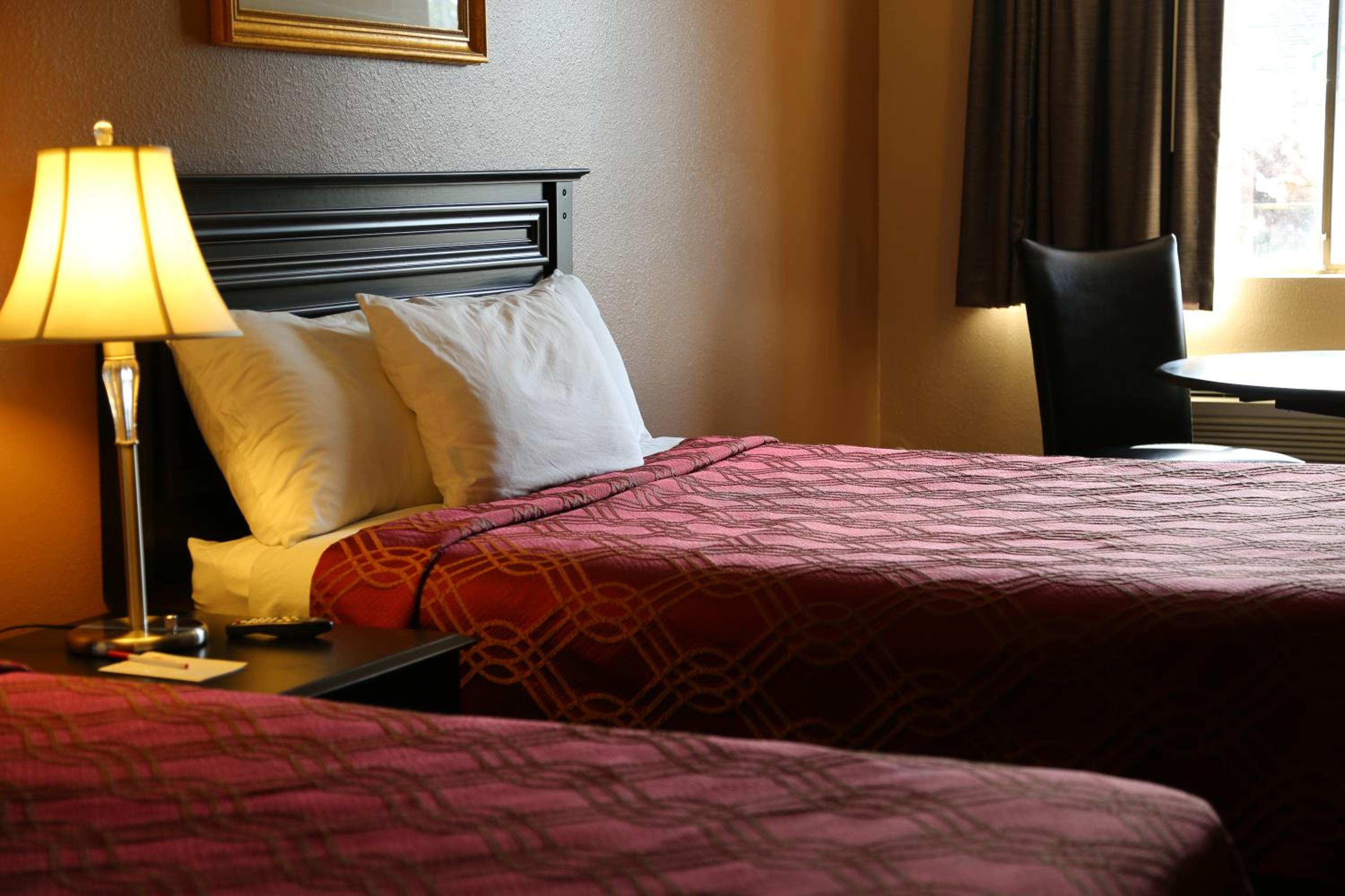 Queen Room with Two Queen Beds - Non-Smoking - Photo 7