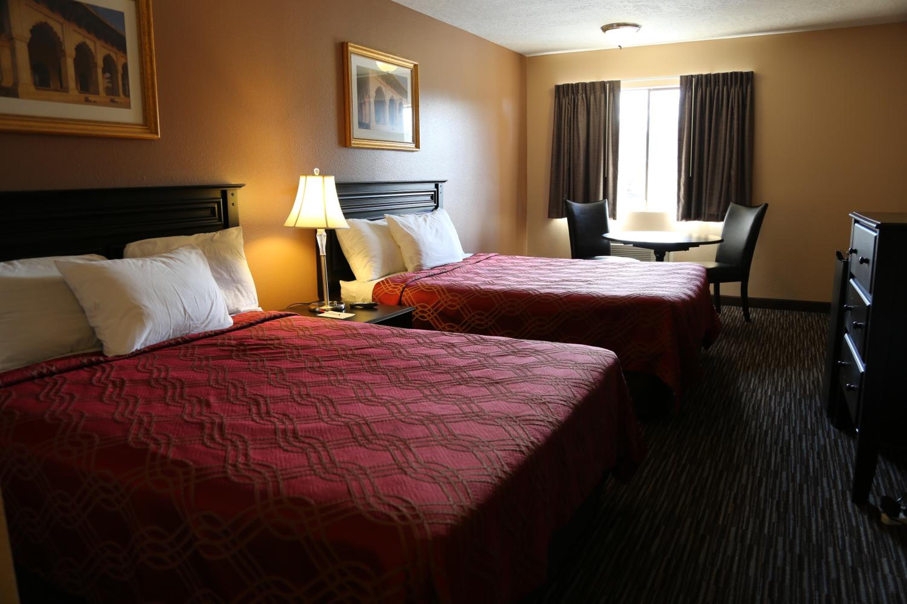 Queen Room with Two Queen Beds - Non-Smoking - Photo 8