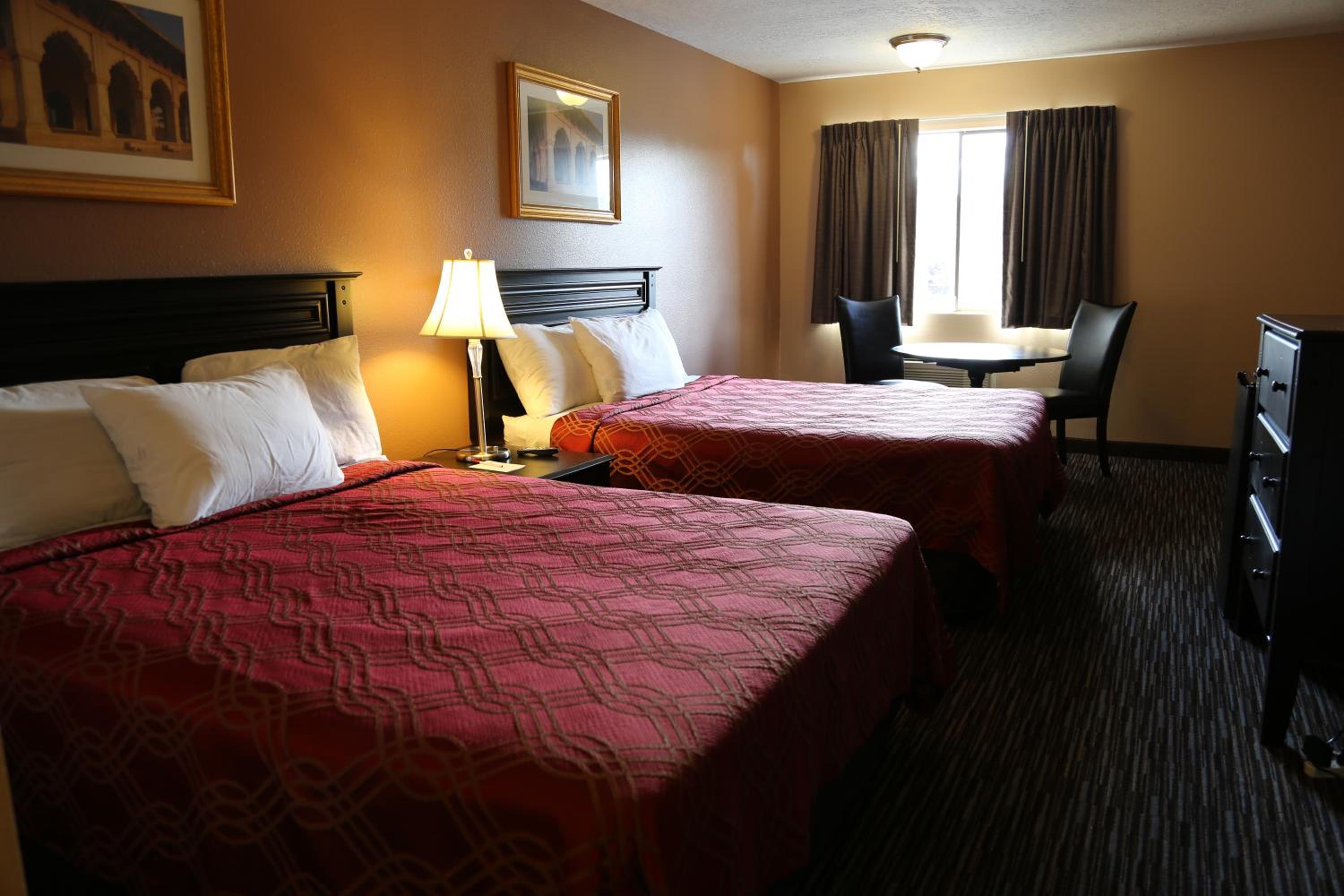 Queen Room with Two Queen Beds - Non-Smoking - Photo 9