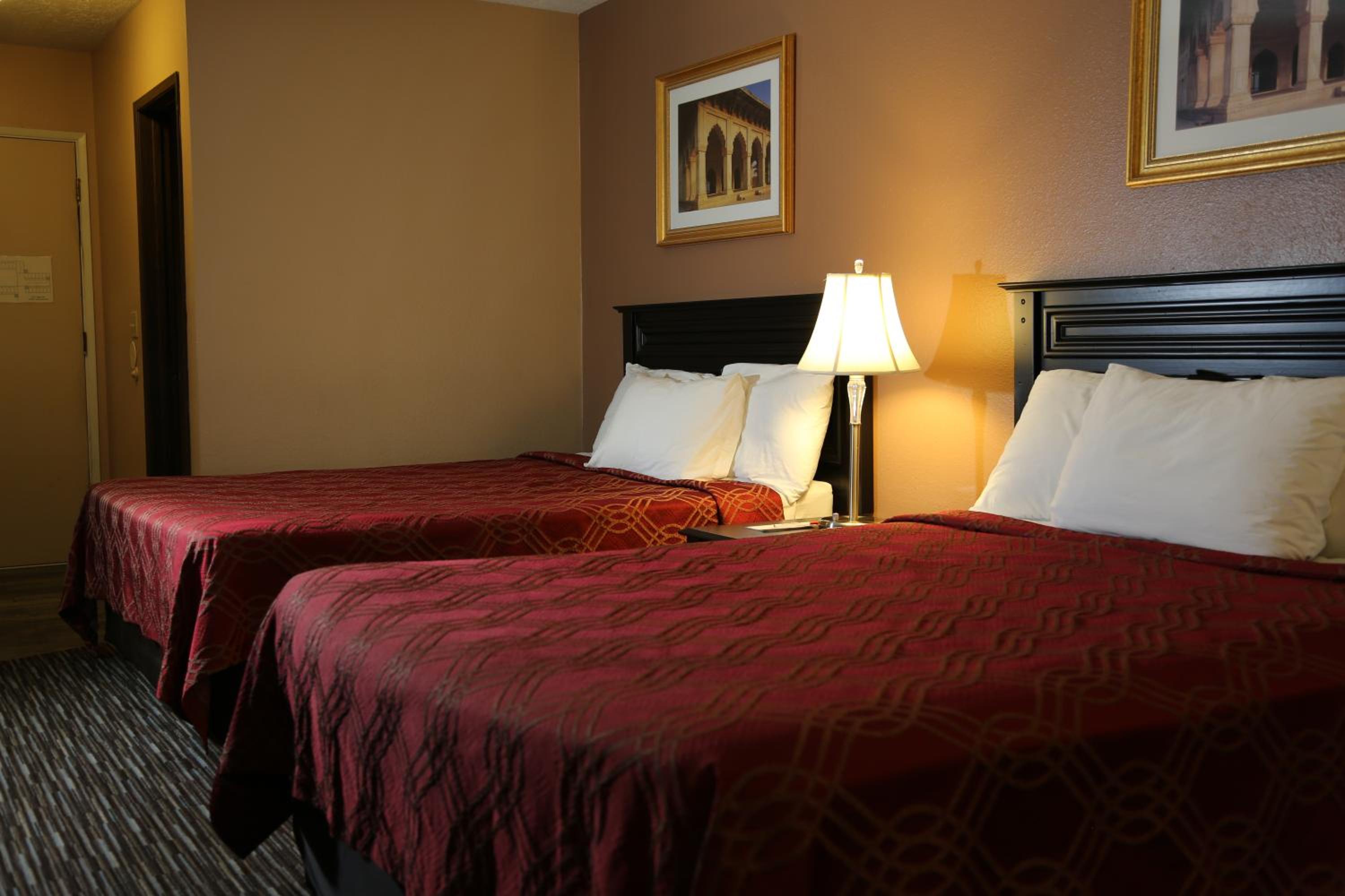 Queen Room with Two Queen Beds - Non-Smoking - Photo 10