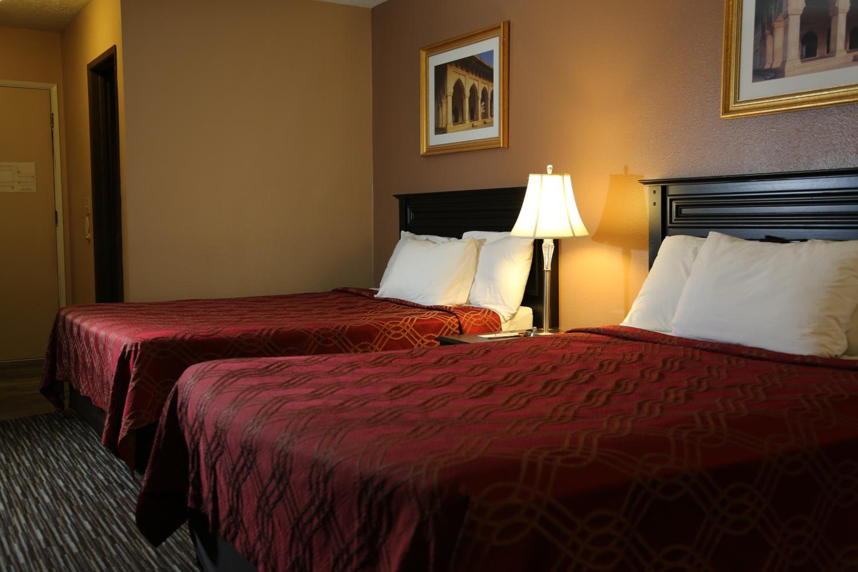 Queen Room with Two Queen Beds - Non-Smoking - Photo 11