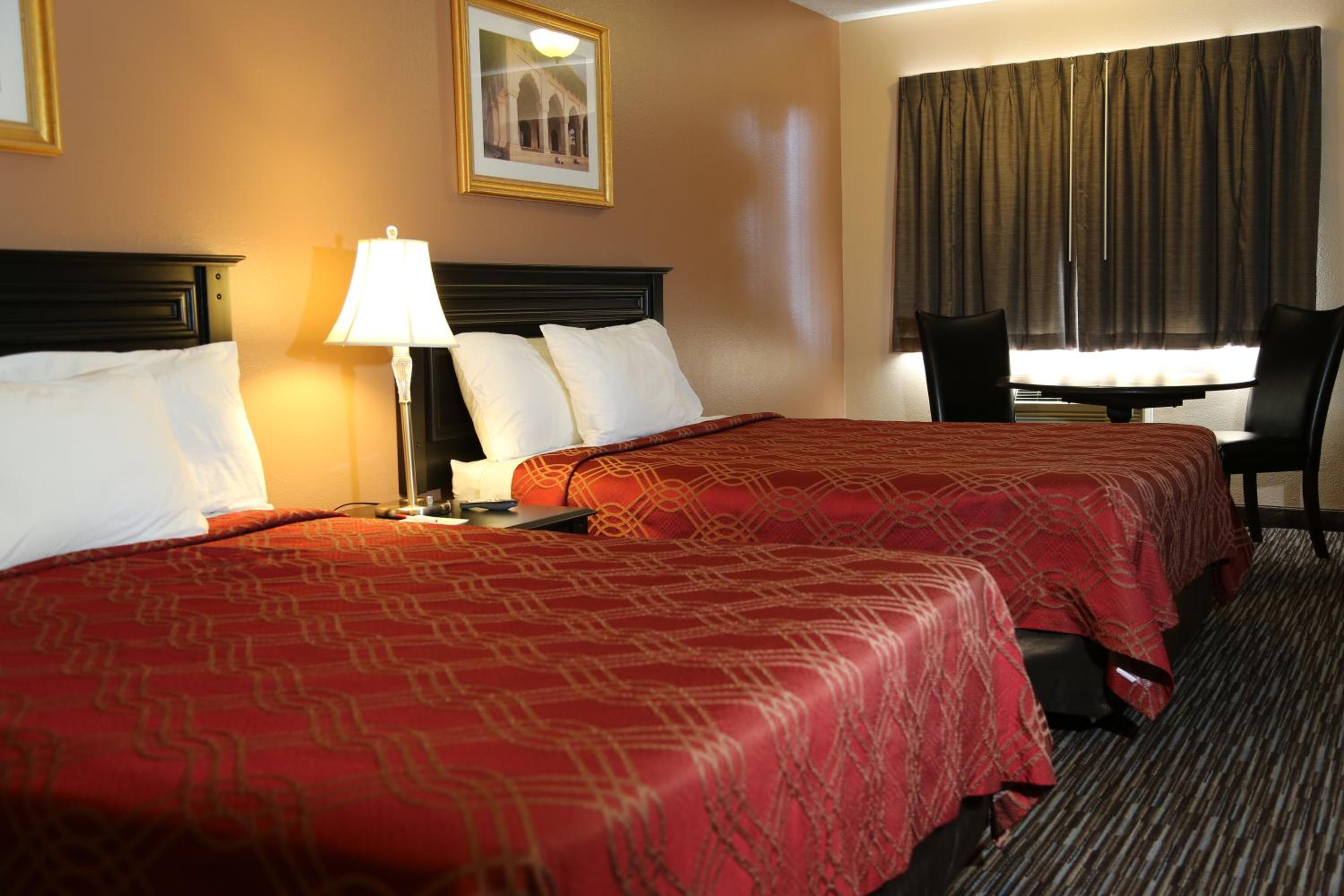 Queen Room with Two Queen Beds - Non-Smoking - Photo 4