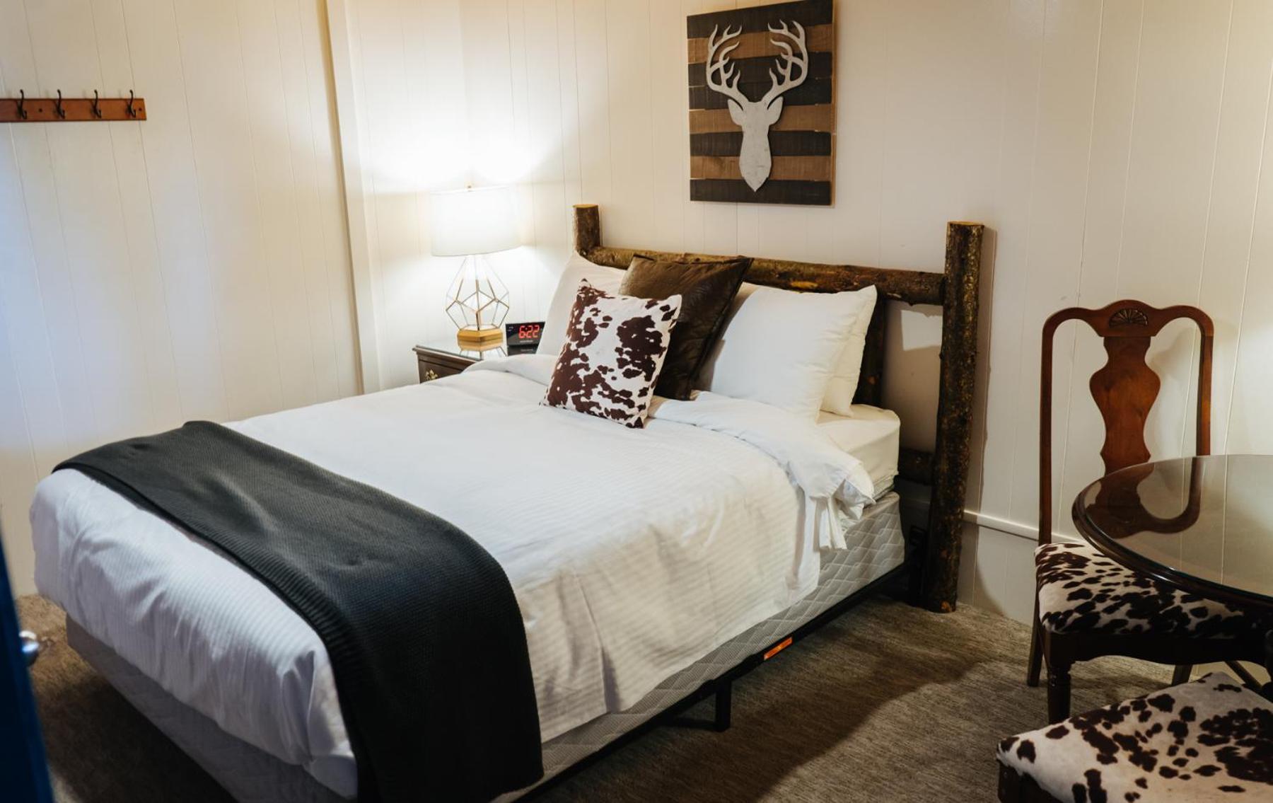 Main Lodge with 1 Queen Bed photo 1