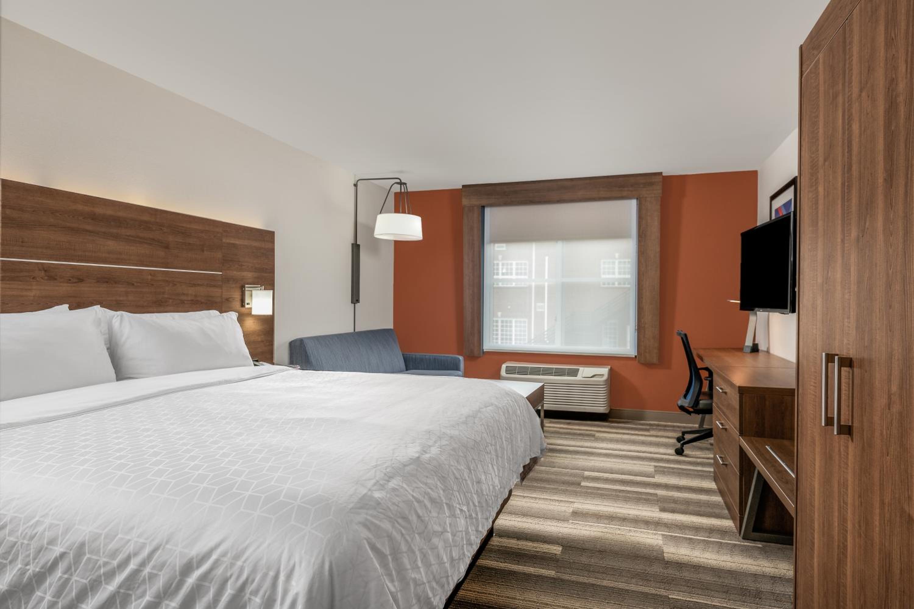 Standard King Room with Sofa Bed - Photo 3