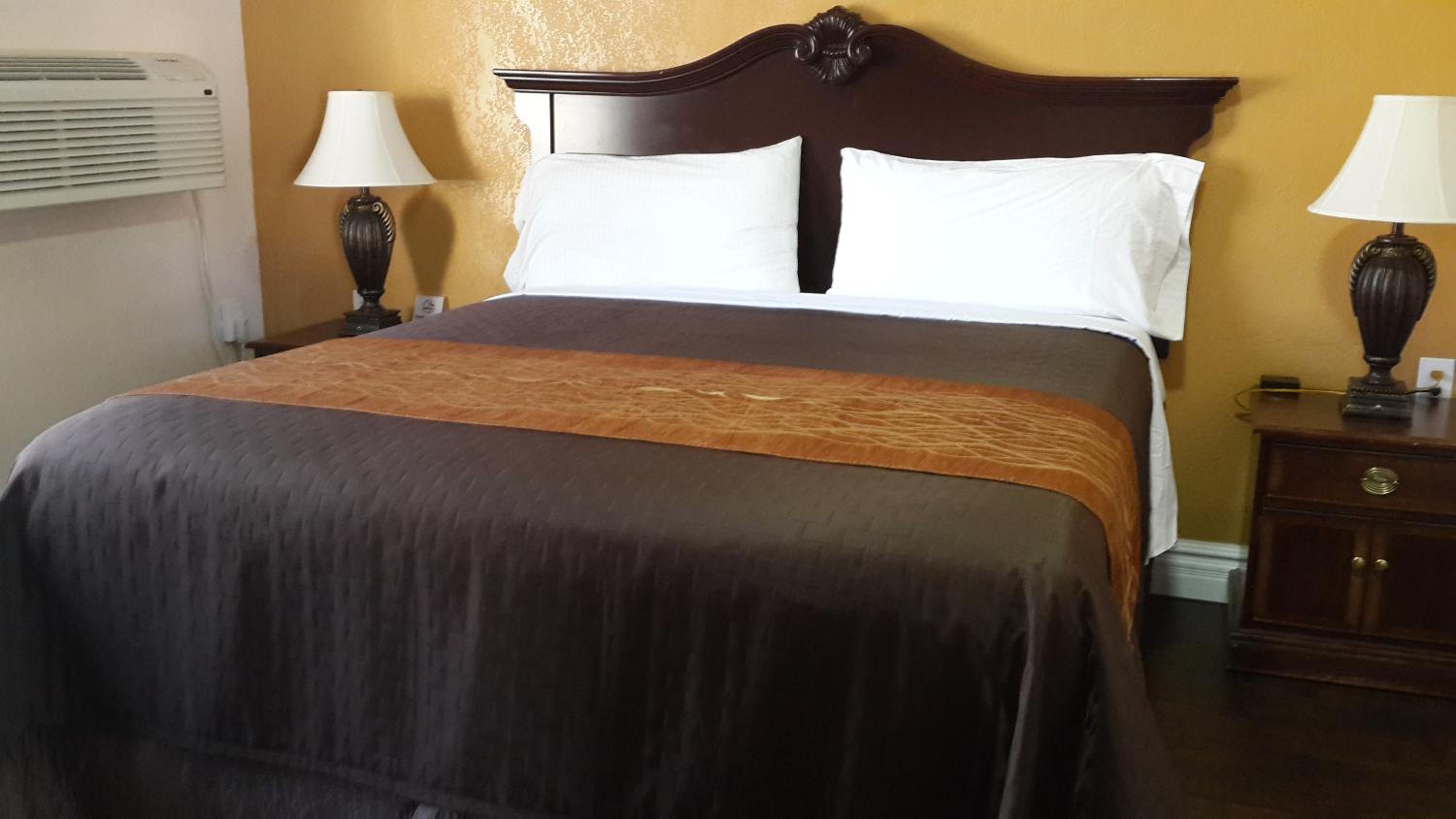 King Room - Non-Smoking - Photo 6