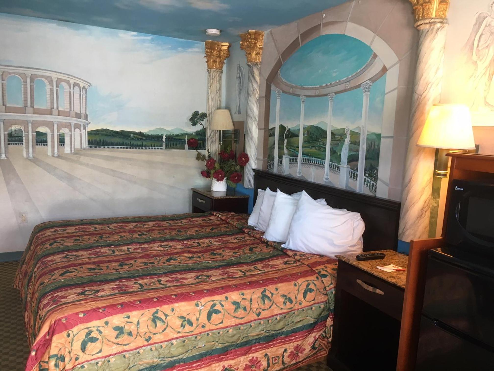 Suite with Hot Tub photo 3