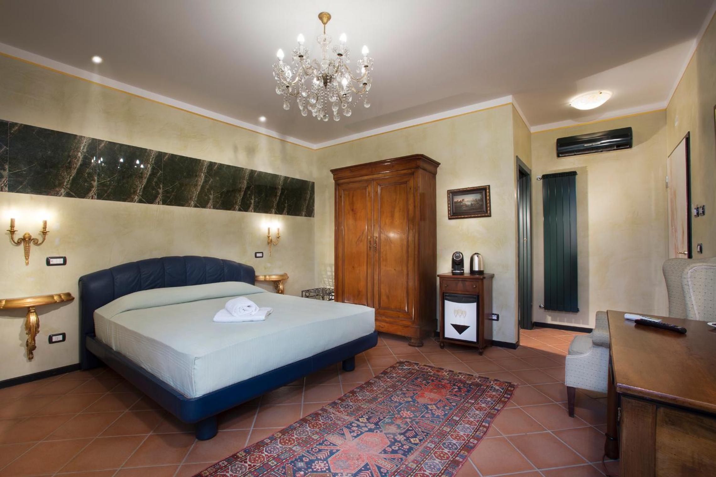 Large Double Room photo 2