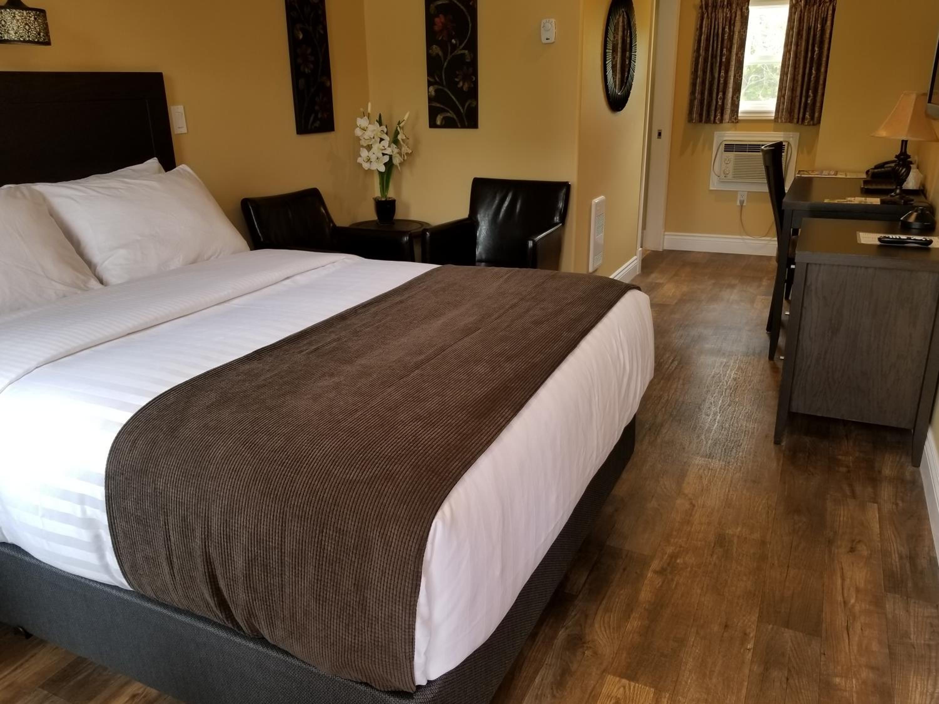 Deluxe Queen Room