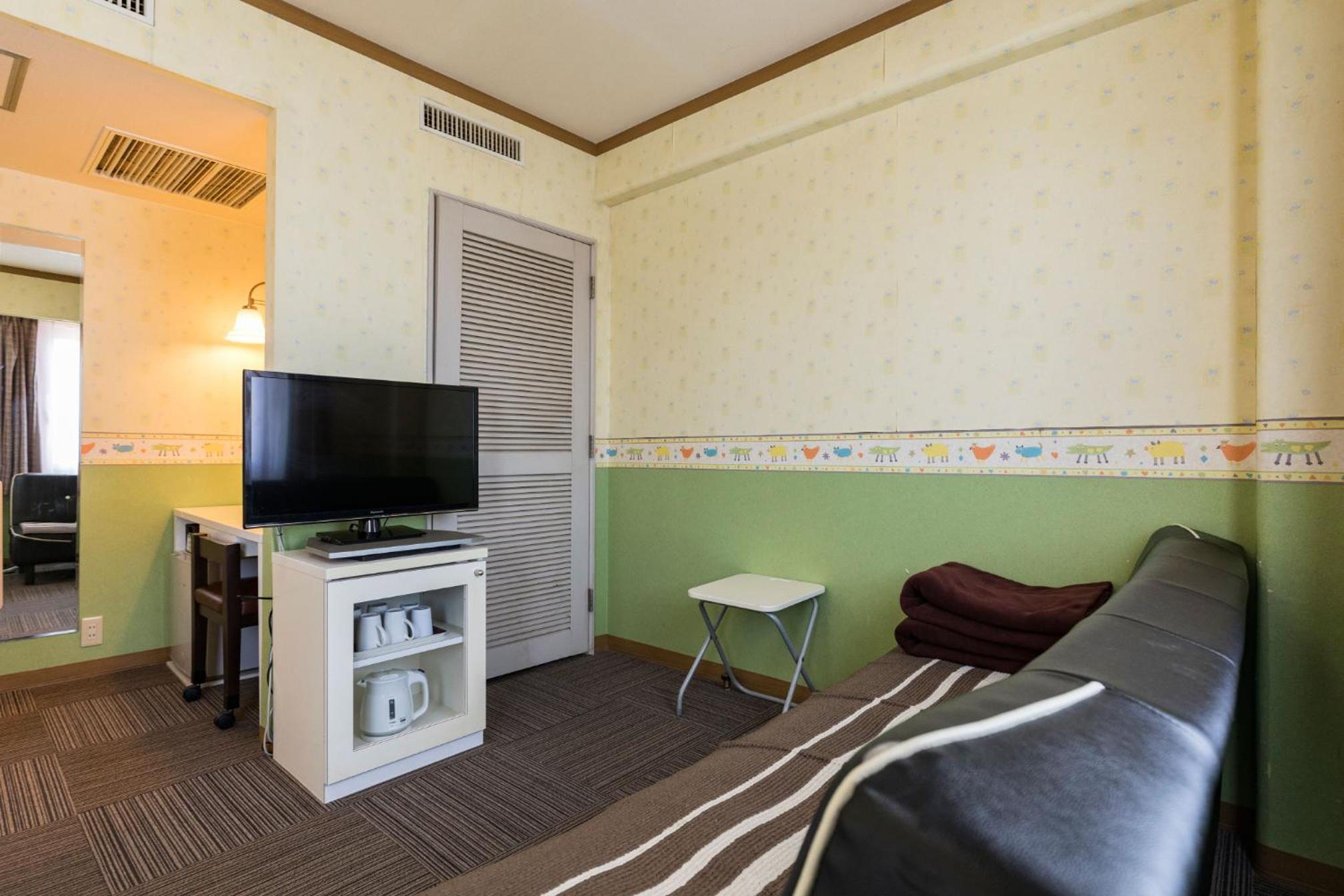 Standard Twin Room with Sofa Bed - Smoking  - Photo 5