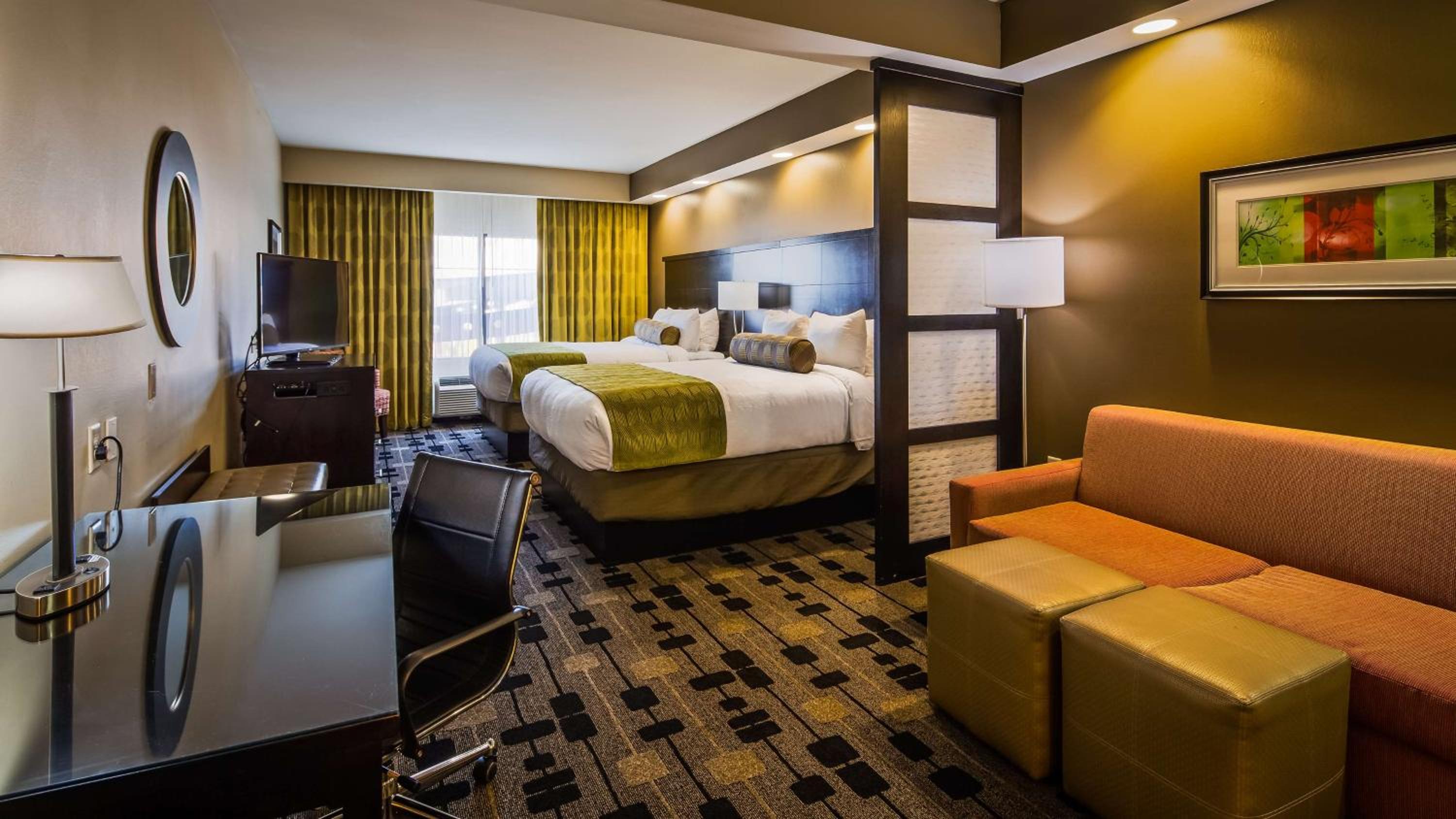 Suite with Two Queen Beds and Sofa Bed - Non-Smoking