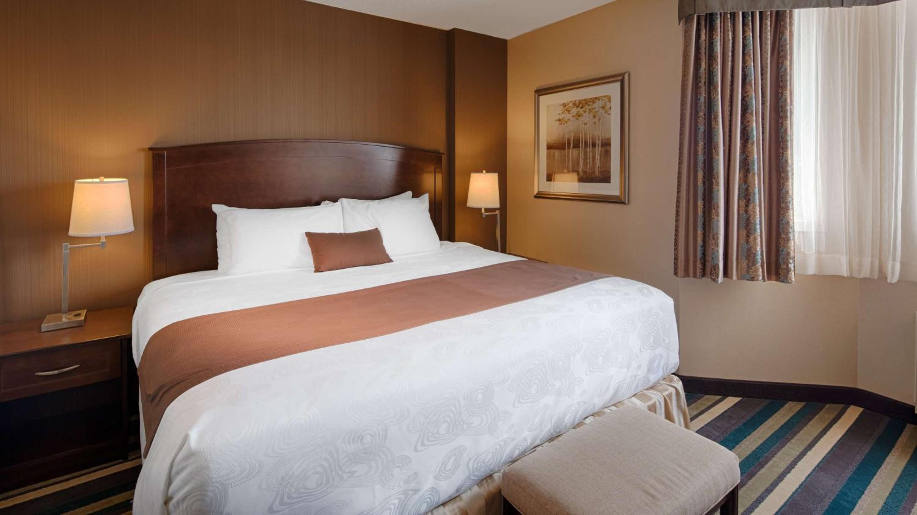 King Suite with Sofa Bed and Whirlpool - Nonsmoking - Photo 2